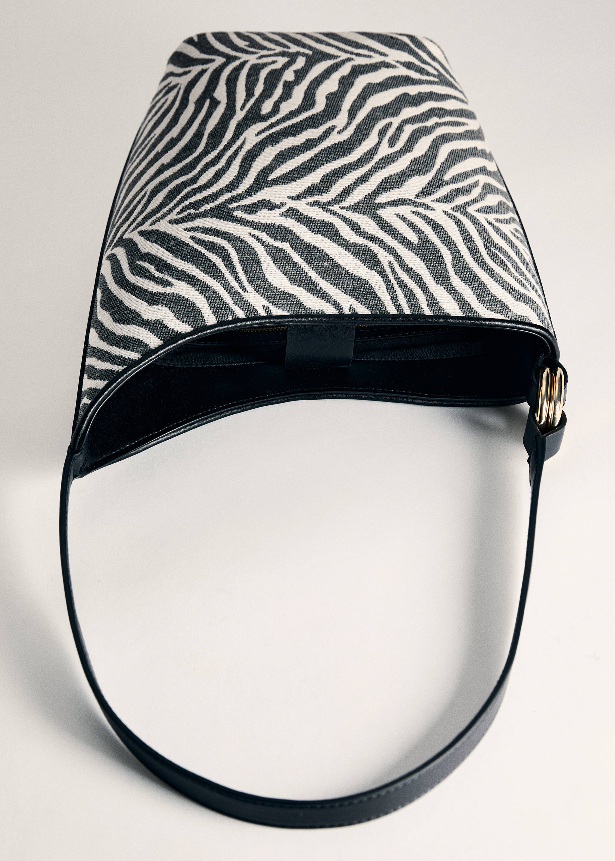 Large zebra-print bucket bag - Details of the article 5