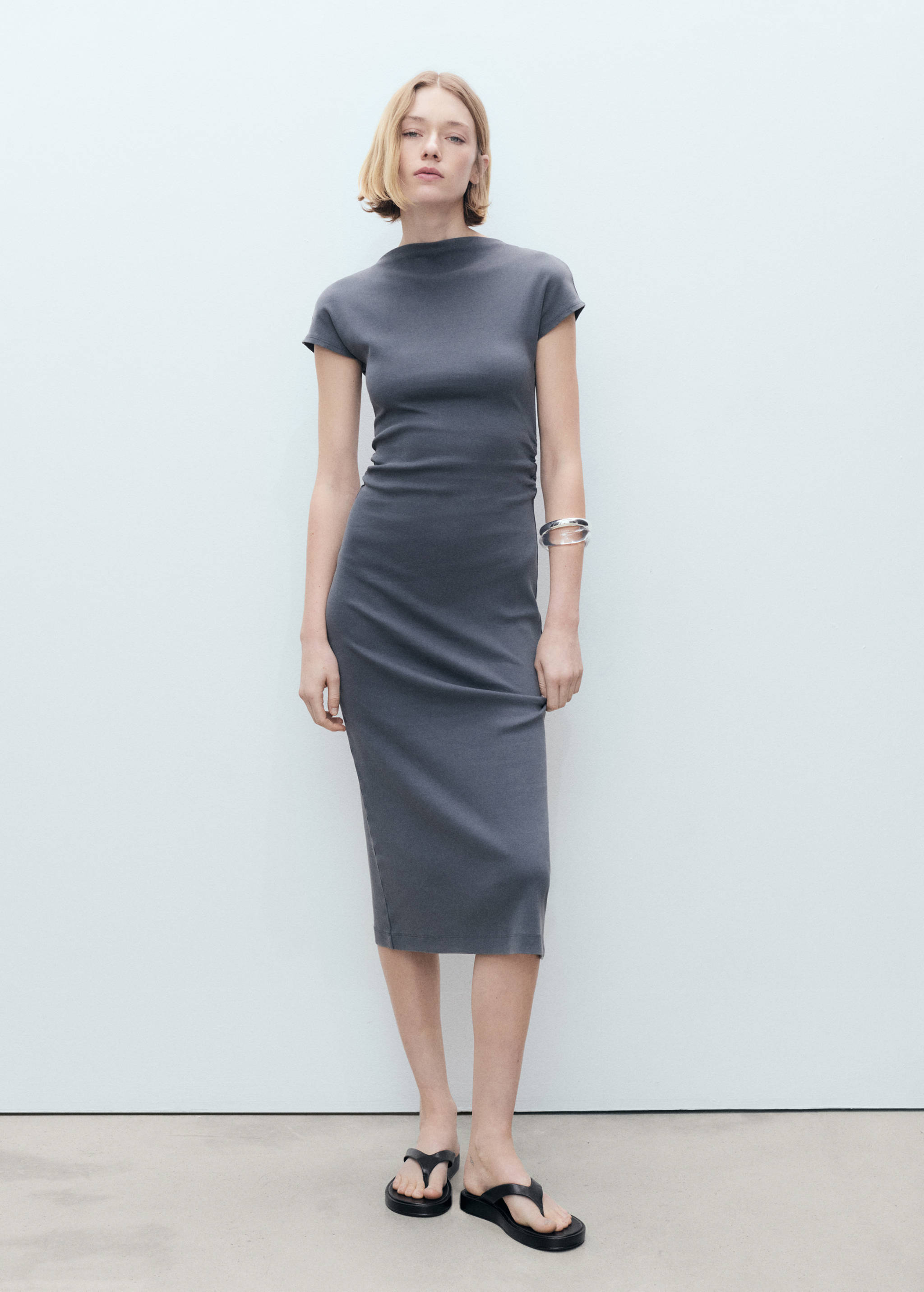 Vestido midi com pormenor drapeado - Plano geral