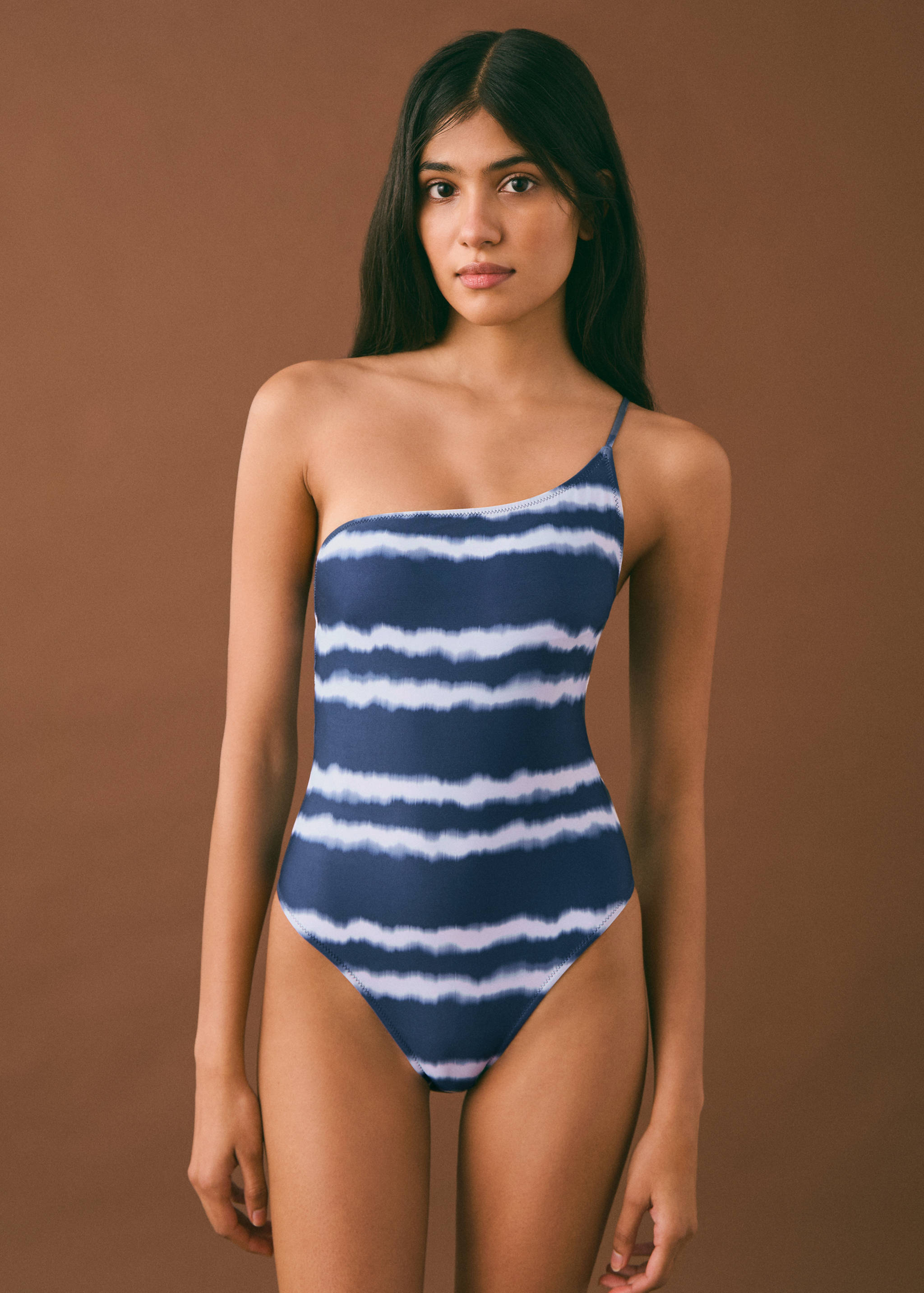 Maillot de bain asymétrique tie-dye - Plan moyen