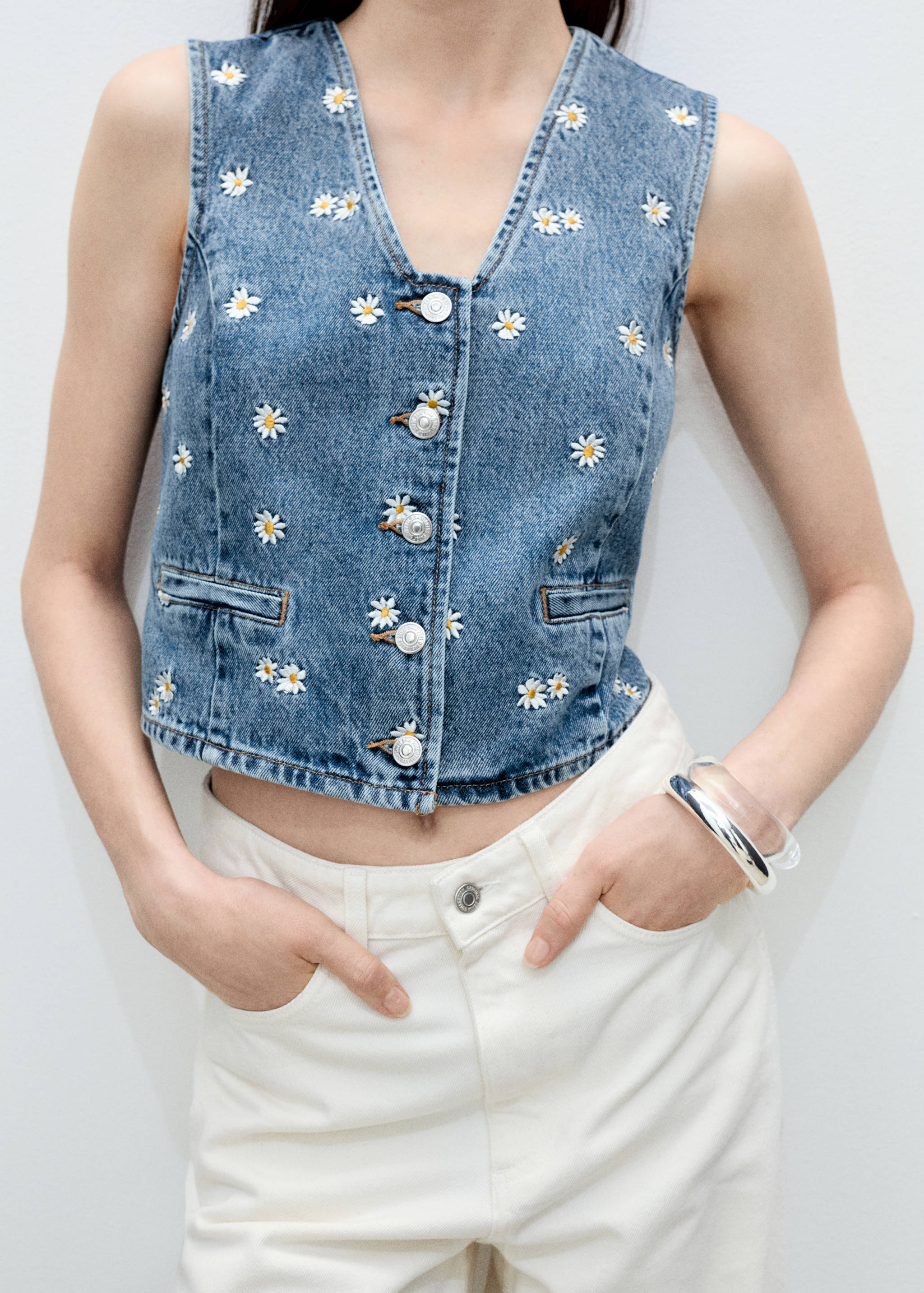 Flower-embroidered cropped waistcoat - Details of the article 6