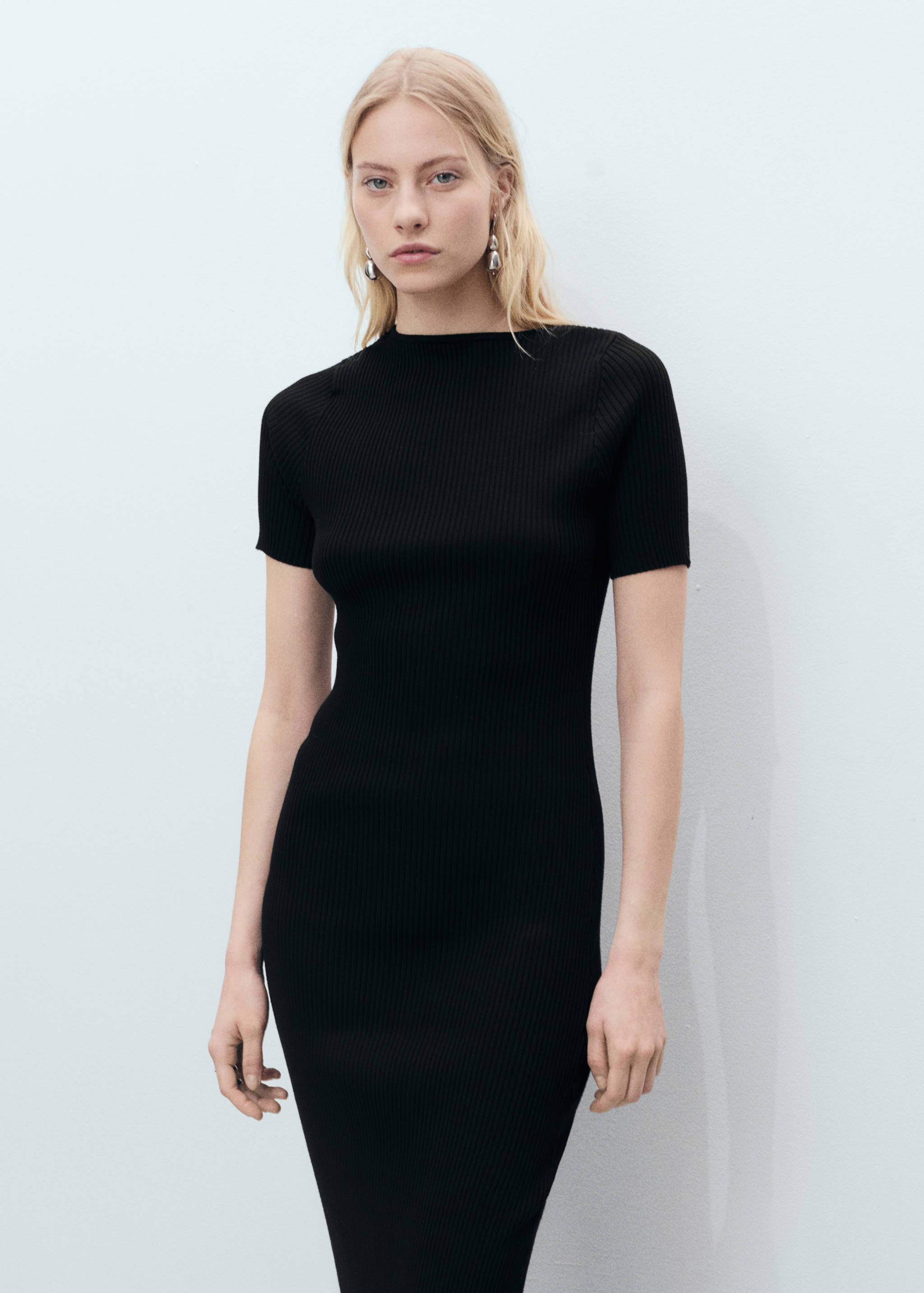 Ribbed midi-dress with slit neckline - Medium plane