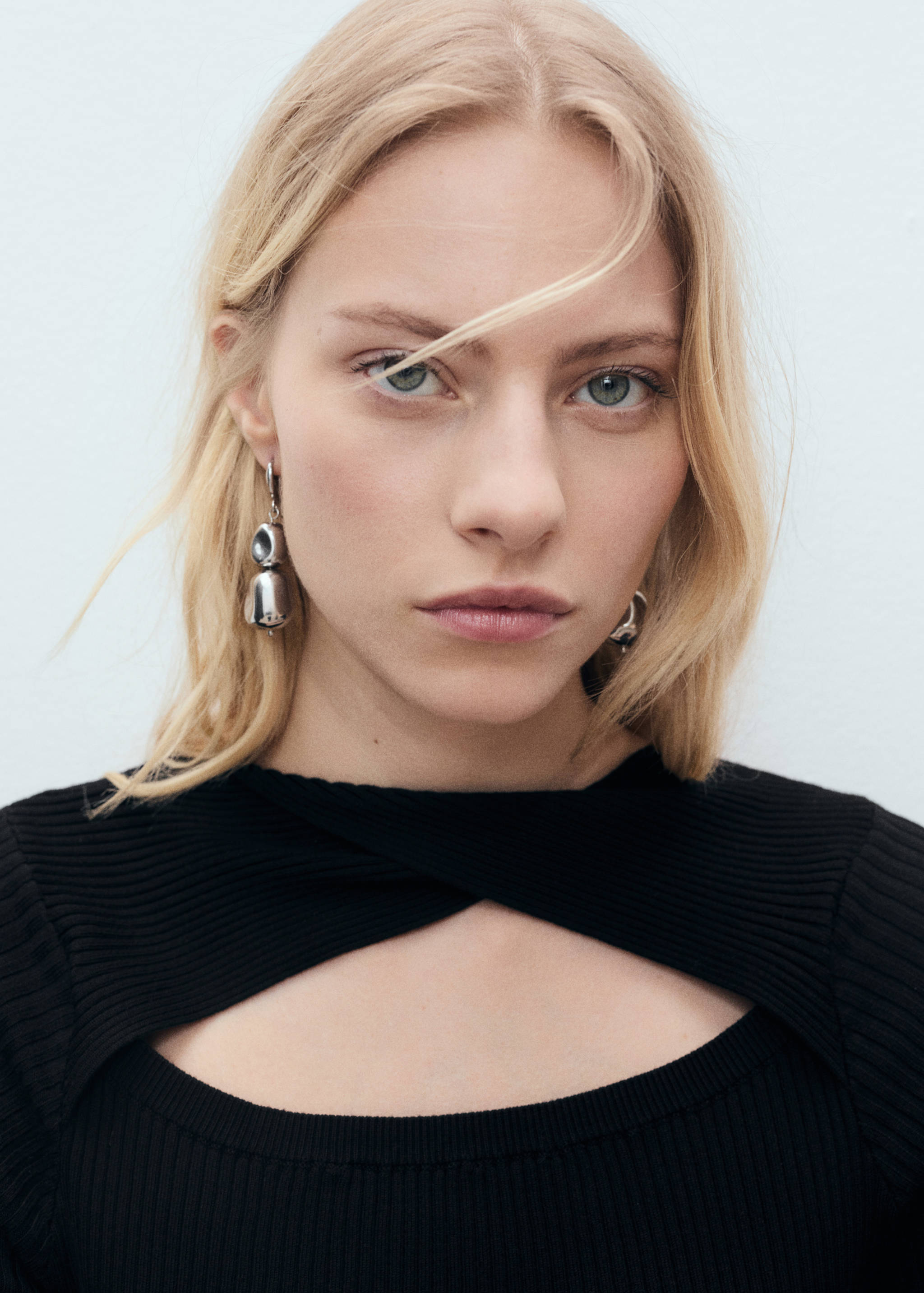 Ribbed midi-dress with slit neckline - Details of the article 1