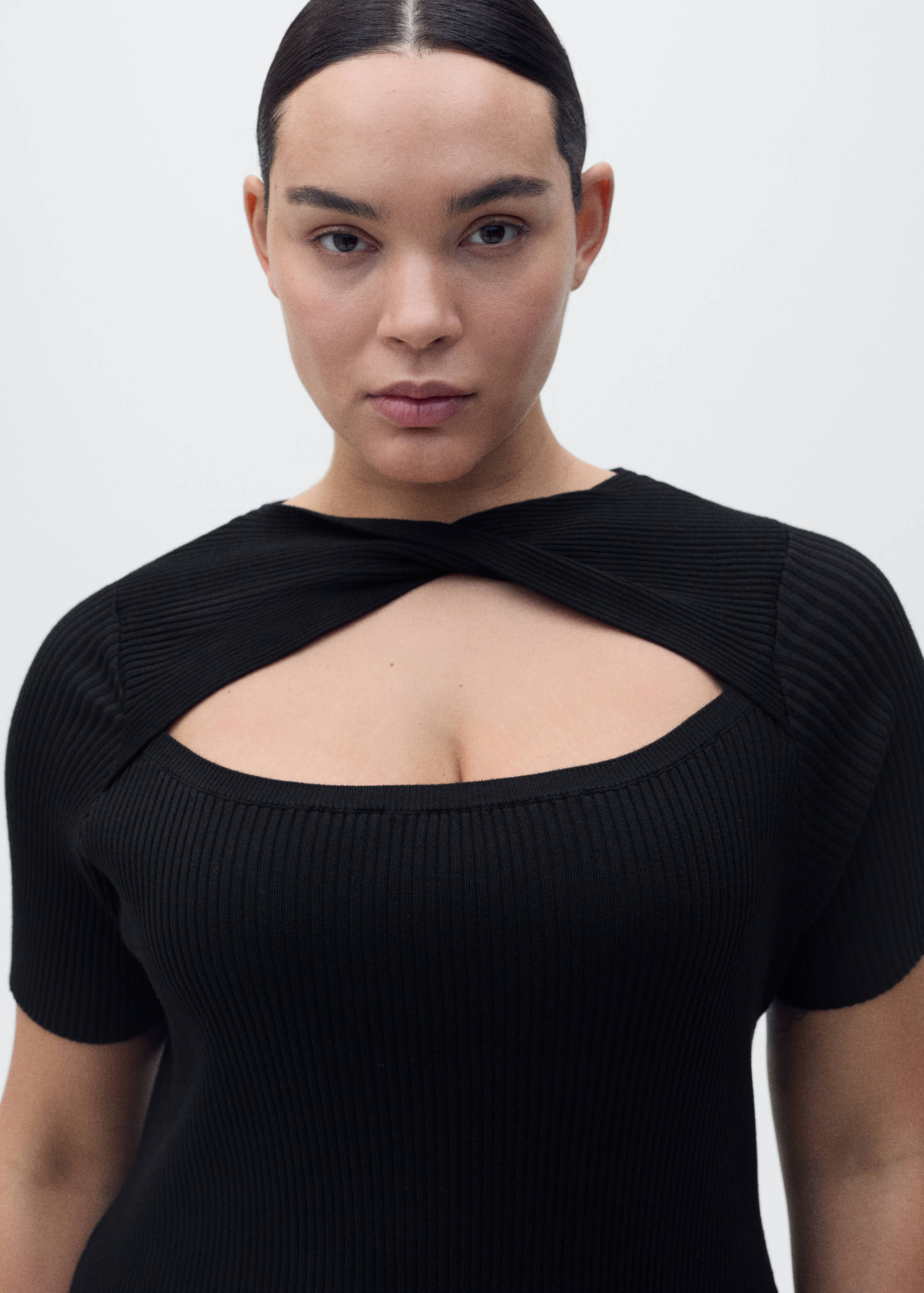 Ribbed midi-dress with slit neckline - Details of the article 4