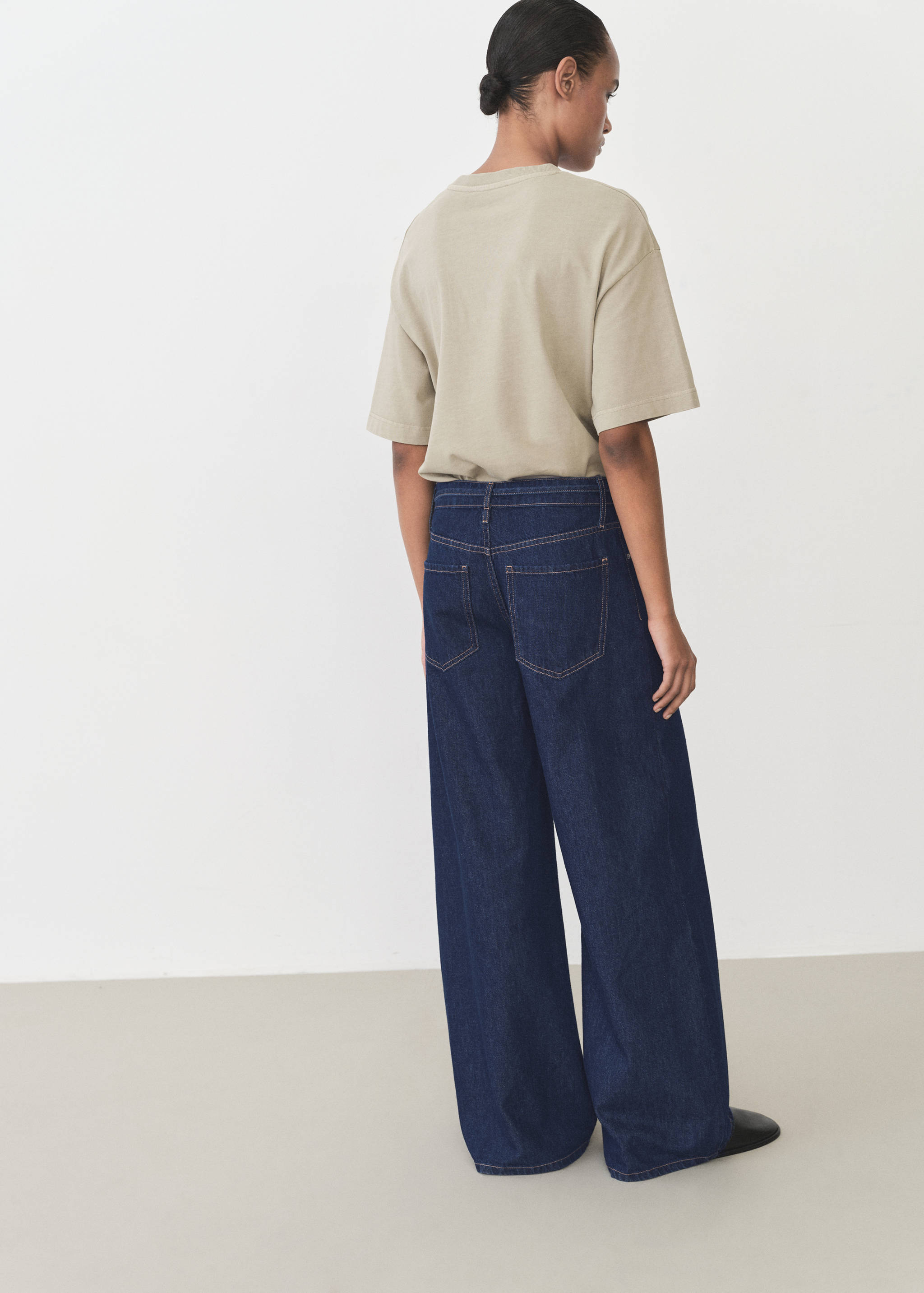 Low-rise wide leg jeans with belt - Reverse of the article