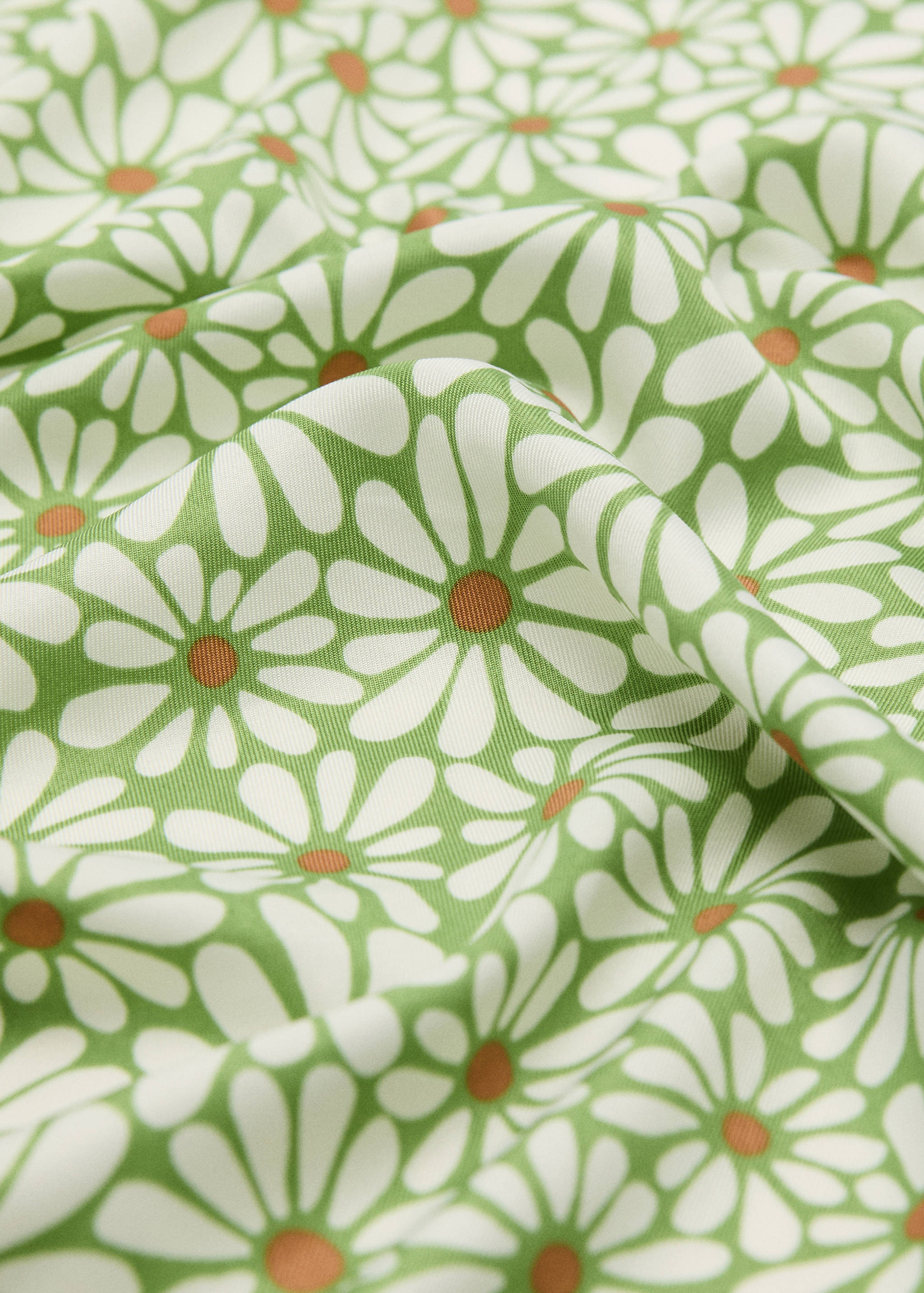 Атласный платок в цветочек - Средний план