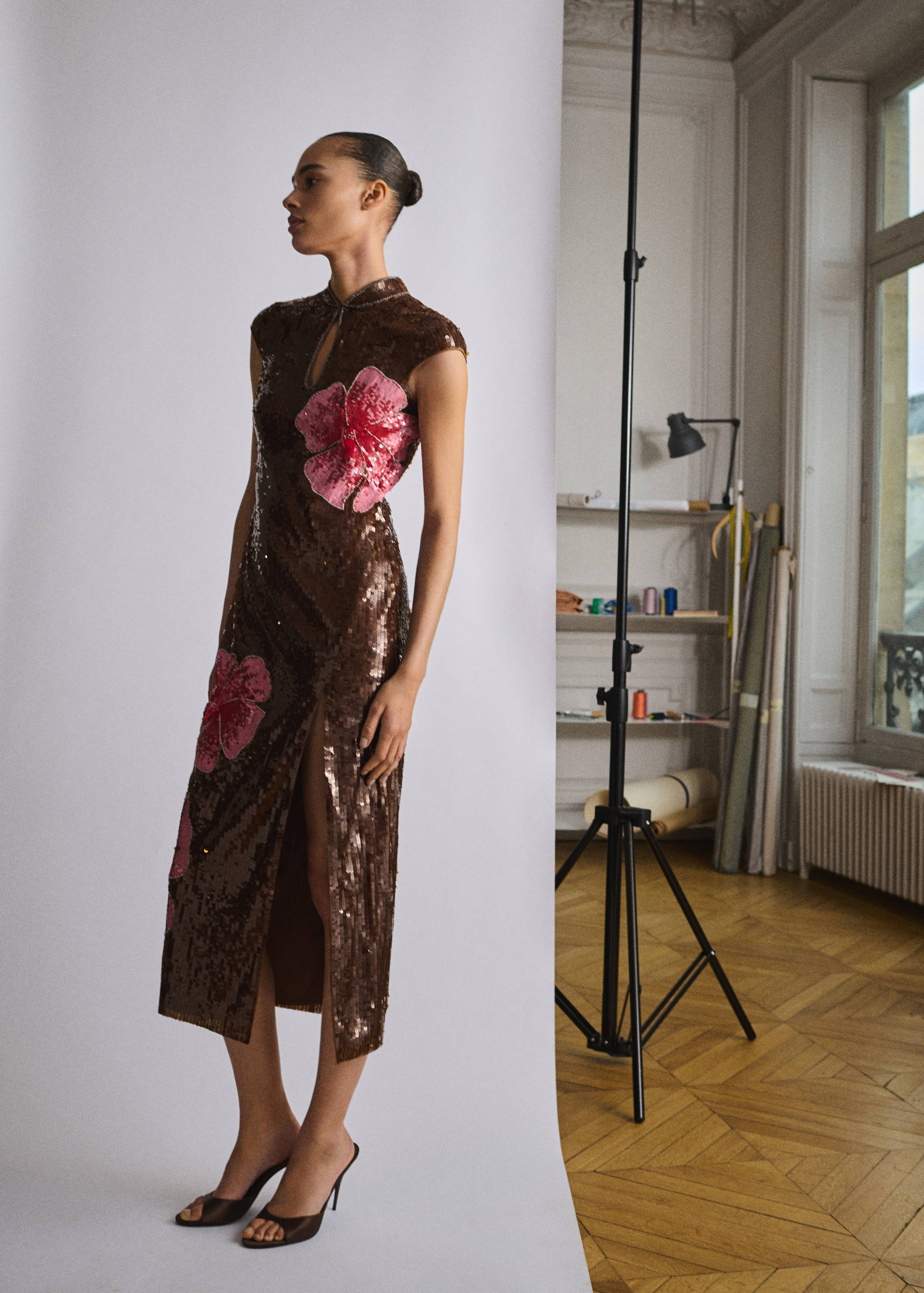 Vestido às flores com lantejoulas - Plano geral