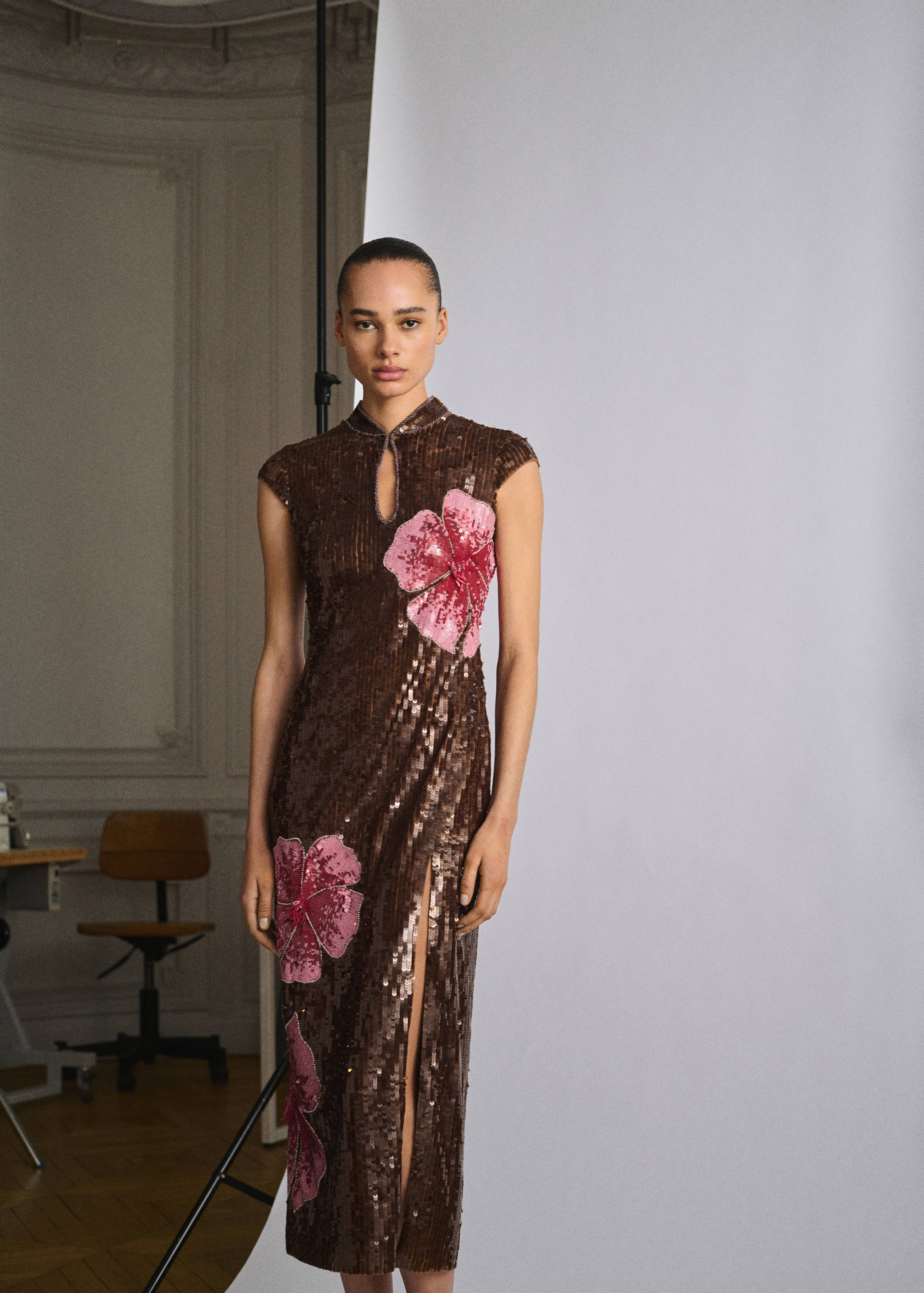 Vestido às flores com lantejoulas - Plano médio