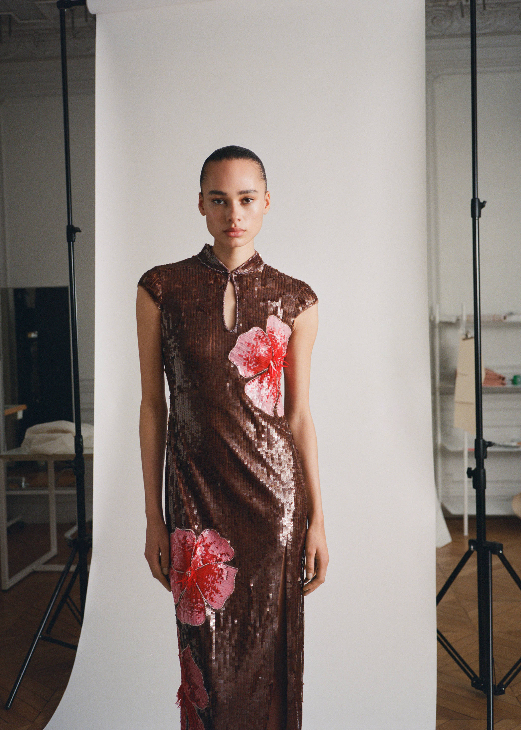 Vestido às flores com lantejoulas - Pormenor do artigo 6