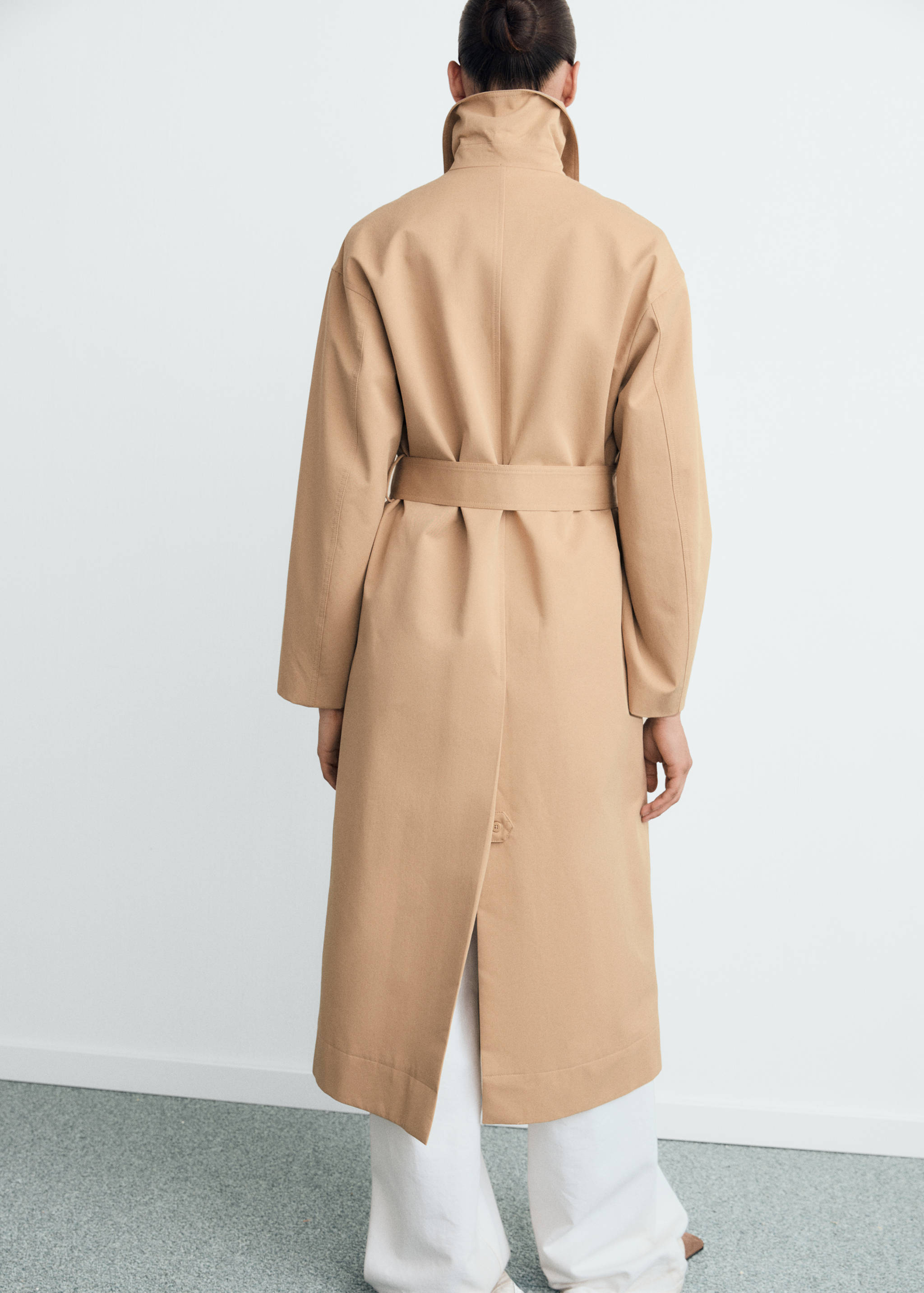Long trench coat with belt - Reverse of the article