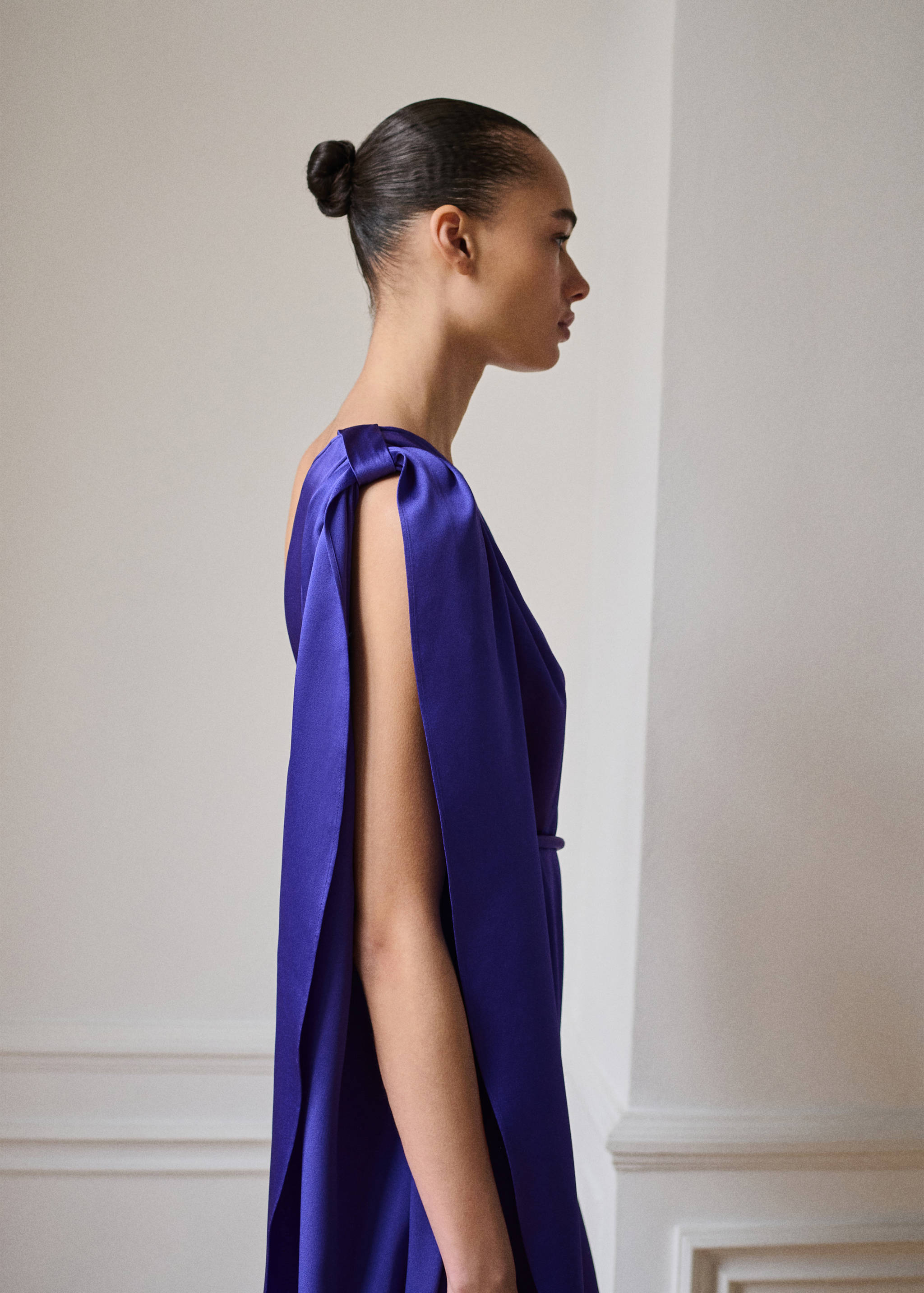 Σατέν ολόσωμη φόρμα με μάξι βολάν - Μεσαίο πλάνο