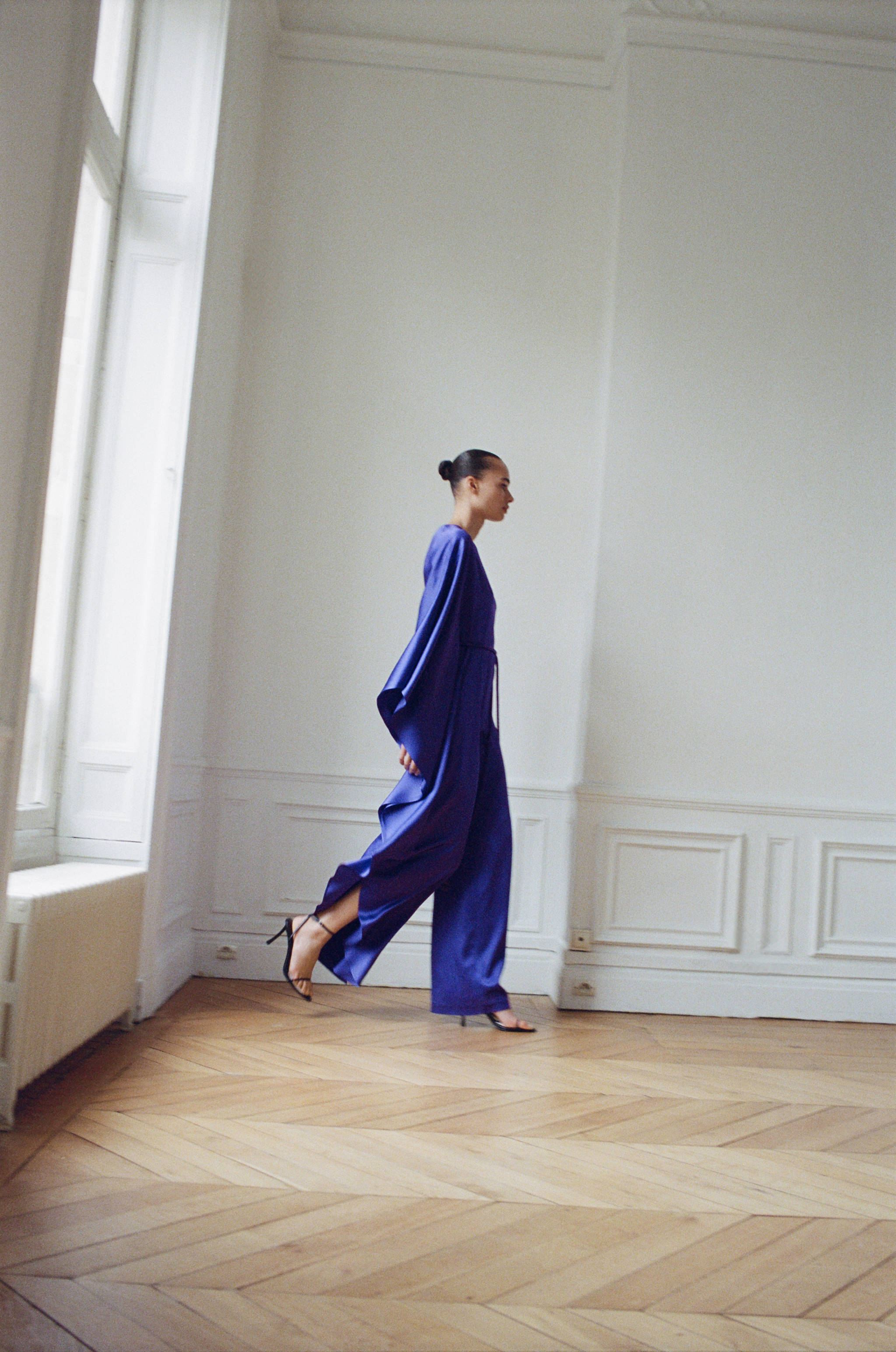 Σατέν ολόσωμη φόρμα με μάξι βολάν - Λεπτομέρεια του προϊόντος 7