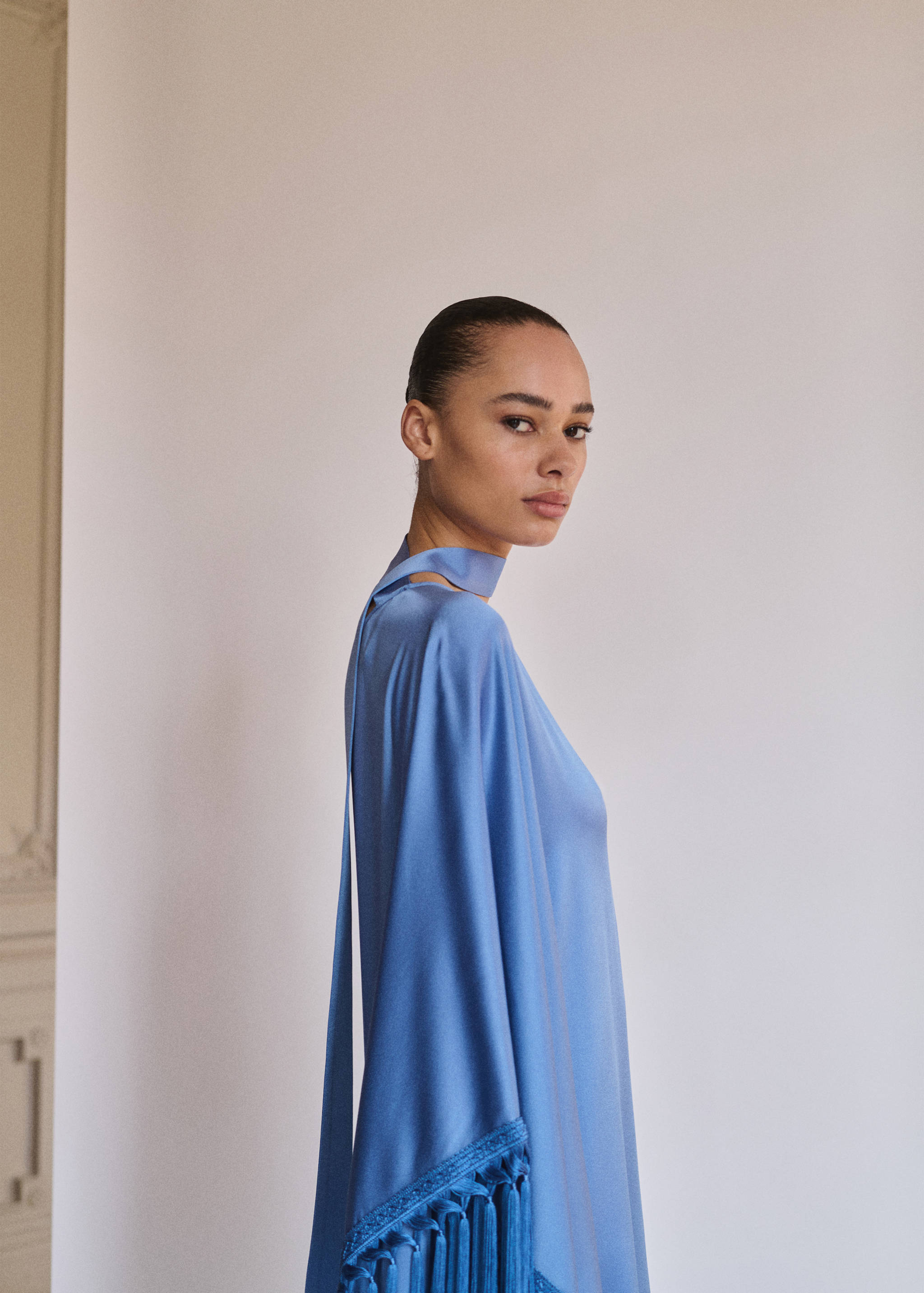 Vestido acetinado assimétrico com franjas - Pormenor do artigo 1