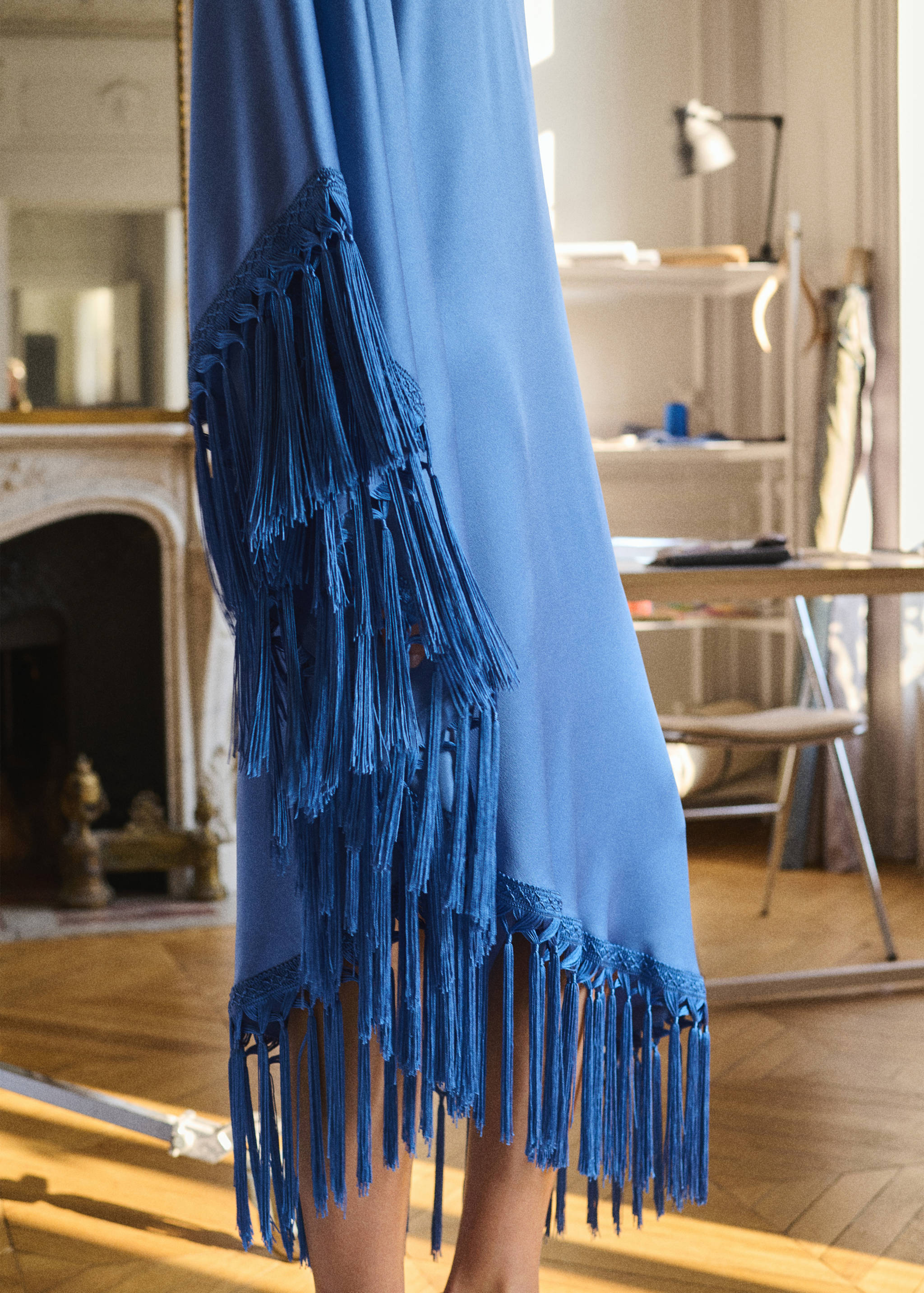 Vestido acetinado assimétrico com franjas - Pormenor do artigo 6