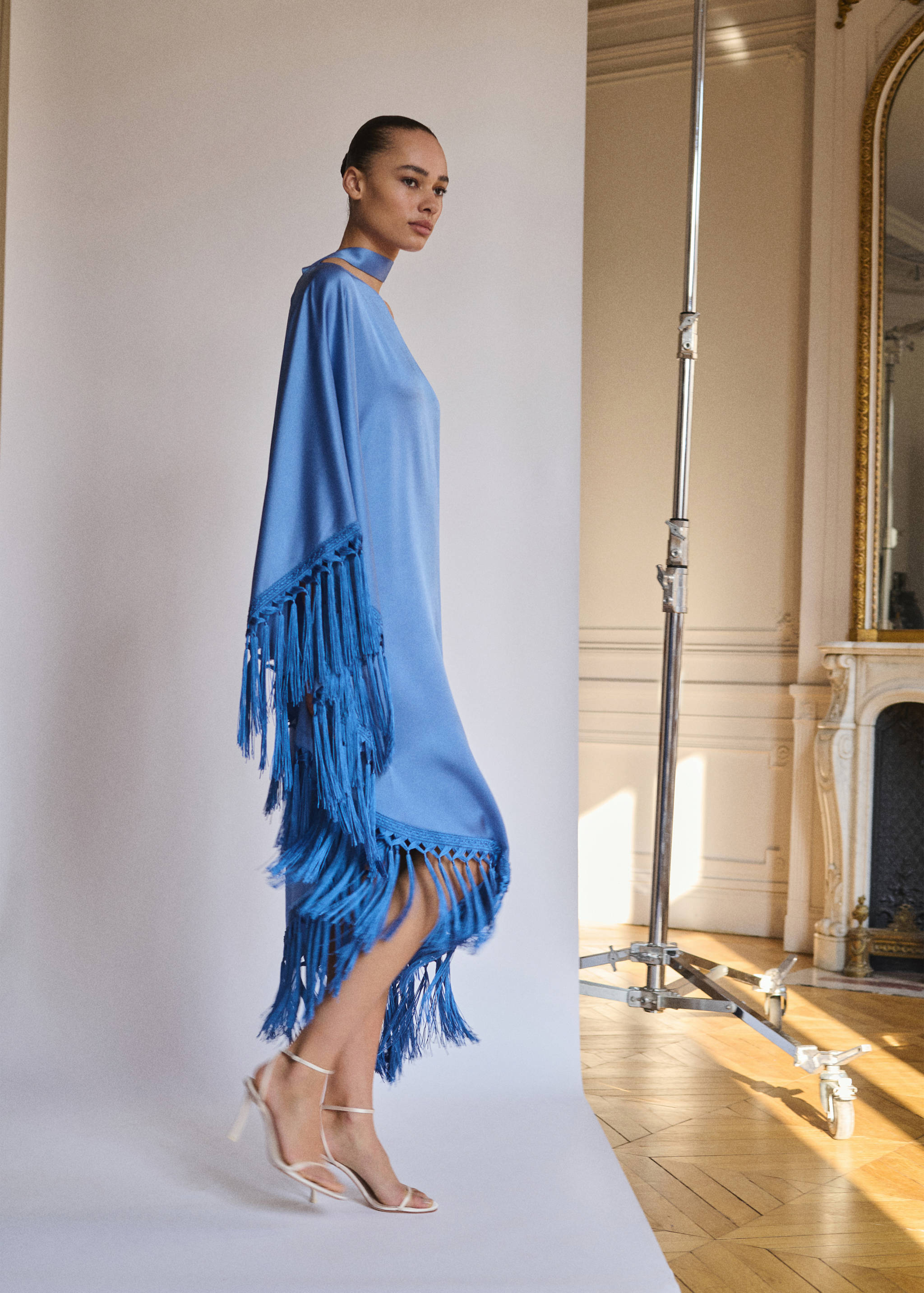 Vestido acetinado assimétrico com franjas - Pormenor do artigo 2