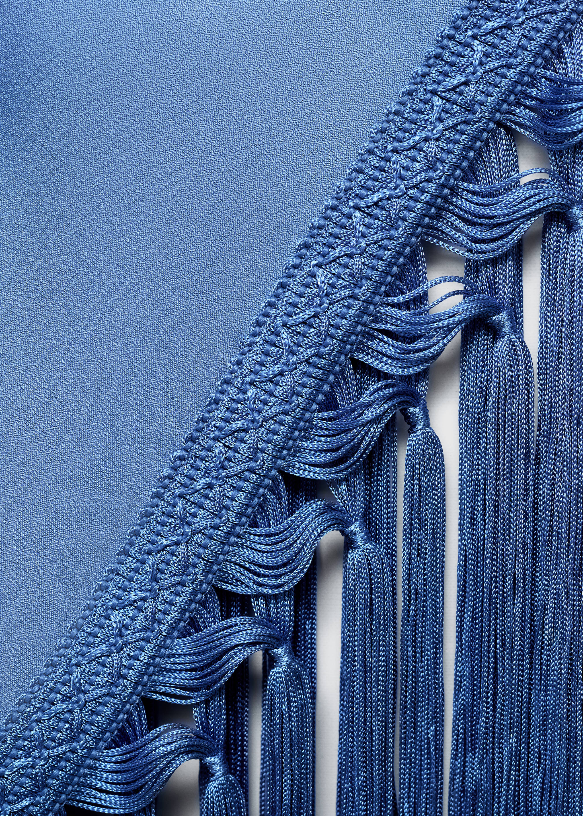 Vestido acetinado assimétrico com franjas - Pormenor do artigo 0