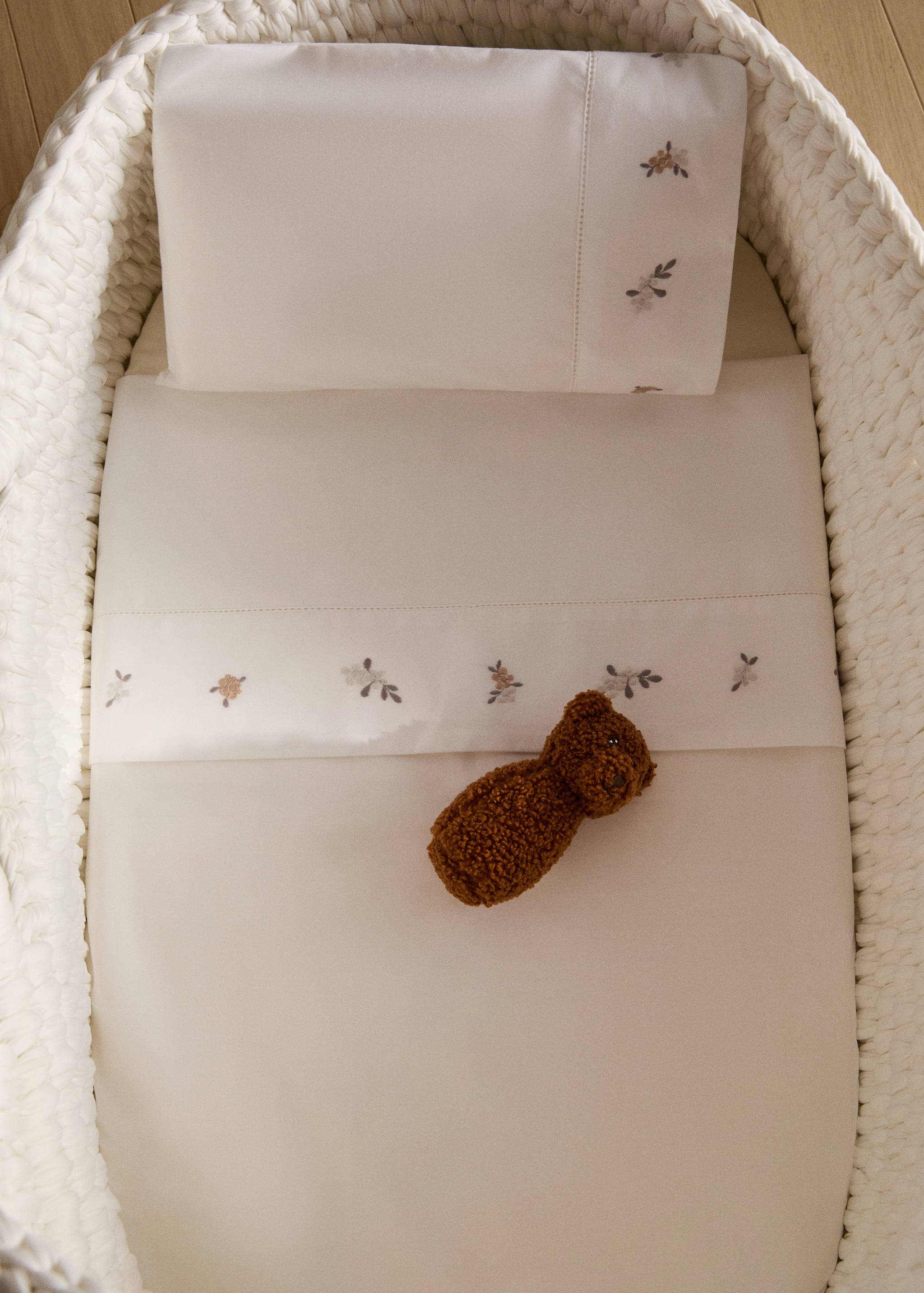 Mini-cot topper and pillow set with embroidered flower - General plane