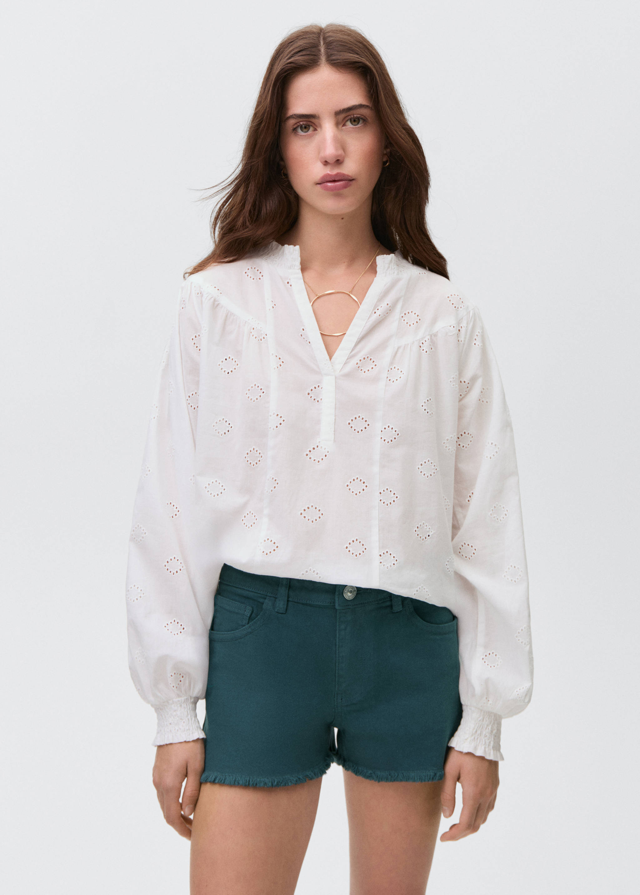 Denim shorts with frayed hem - Medium plane