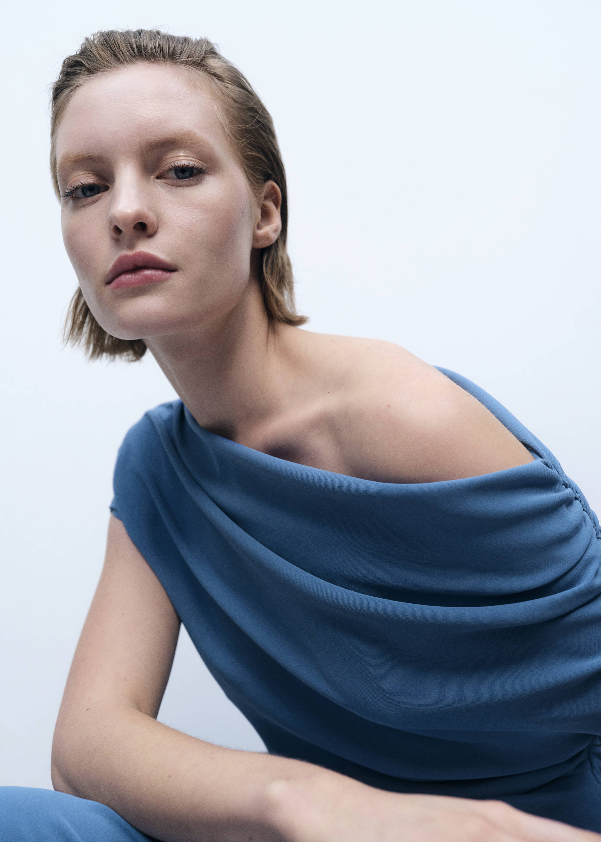 Μίντι φόρεμα με ασύμμετρη λαιμόκοψη - Λεπτομέρεια του προϊόντος 1