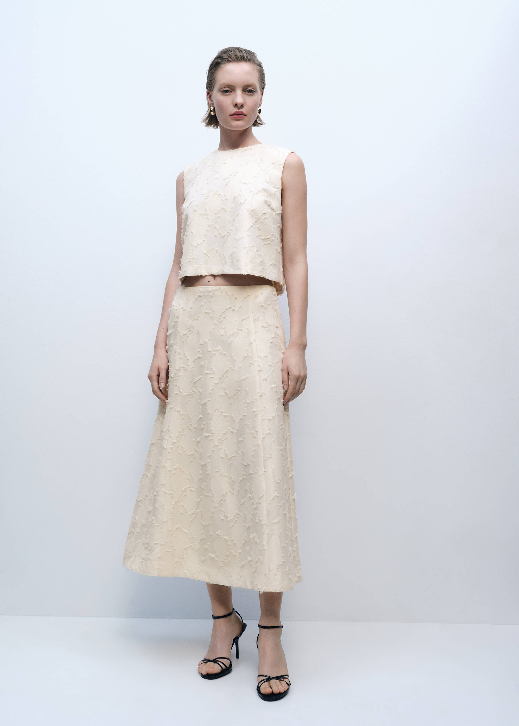 Saia evasé com textura - Plano geral