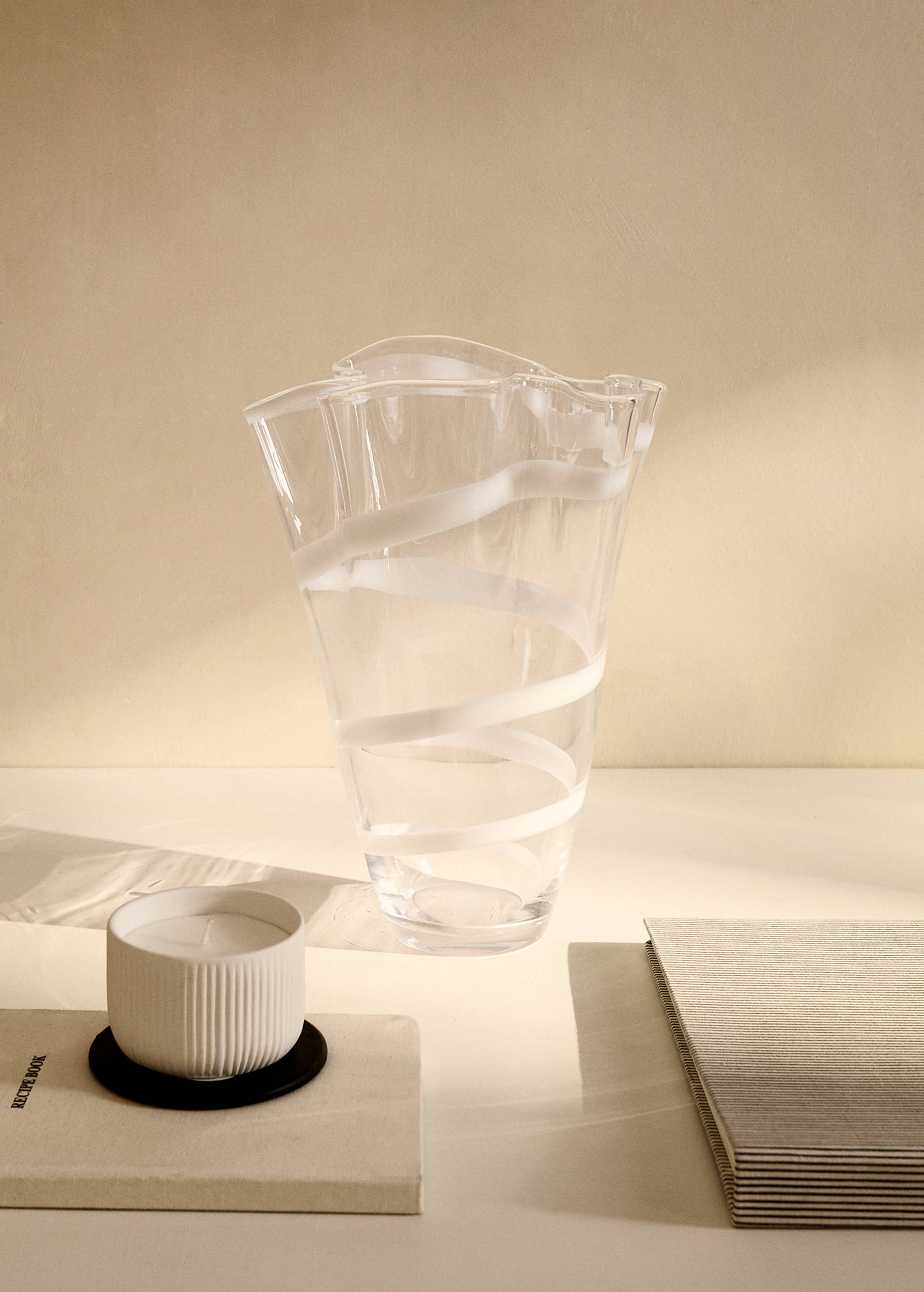 Striped hand-blown glass vase - General plane