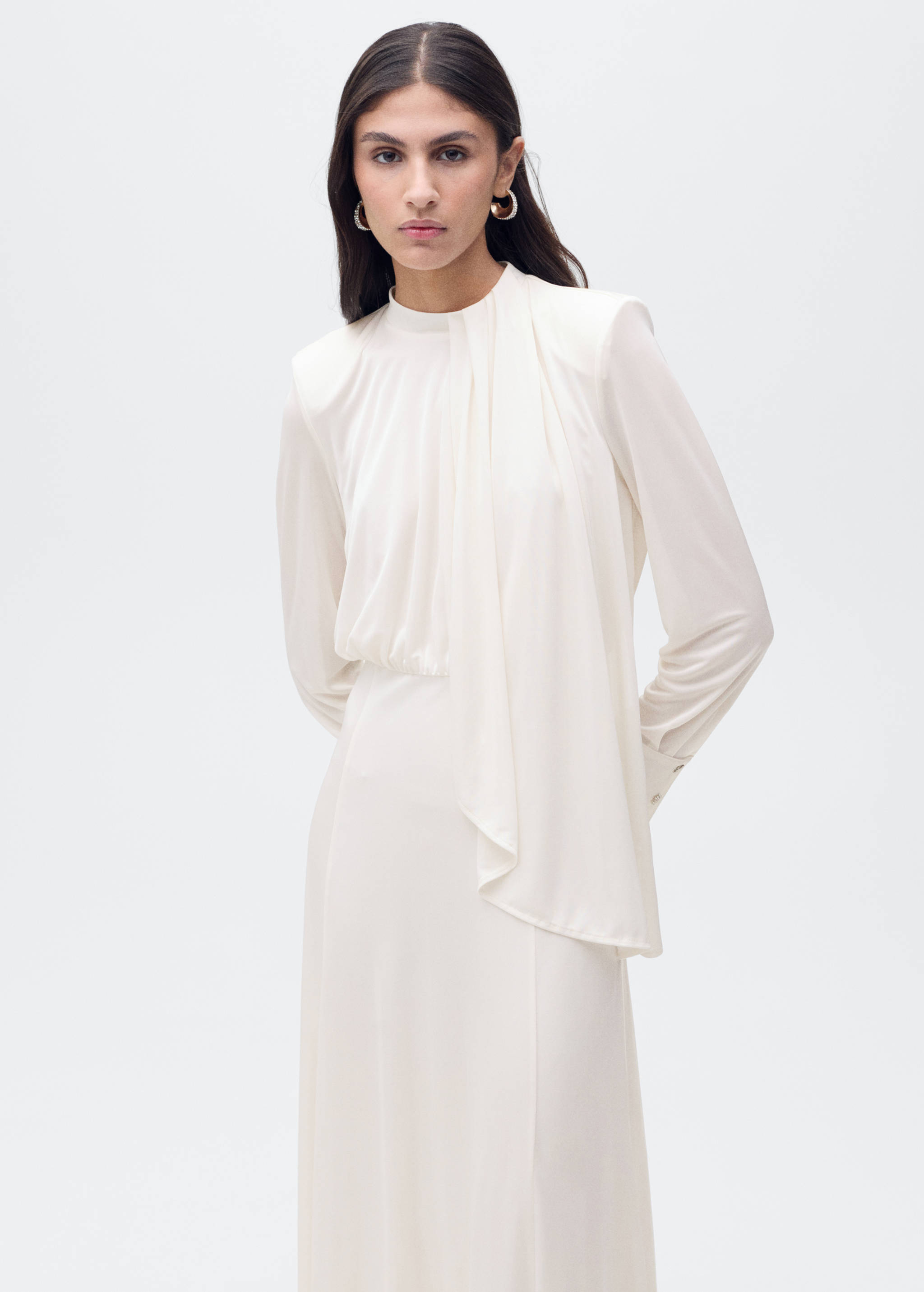 Satijnen jurk met rucheskraag - Middenvlak