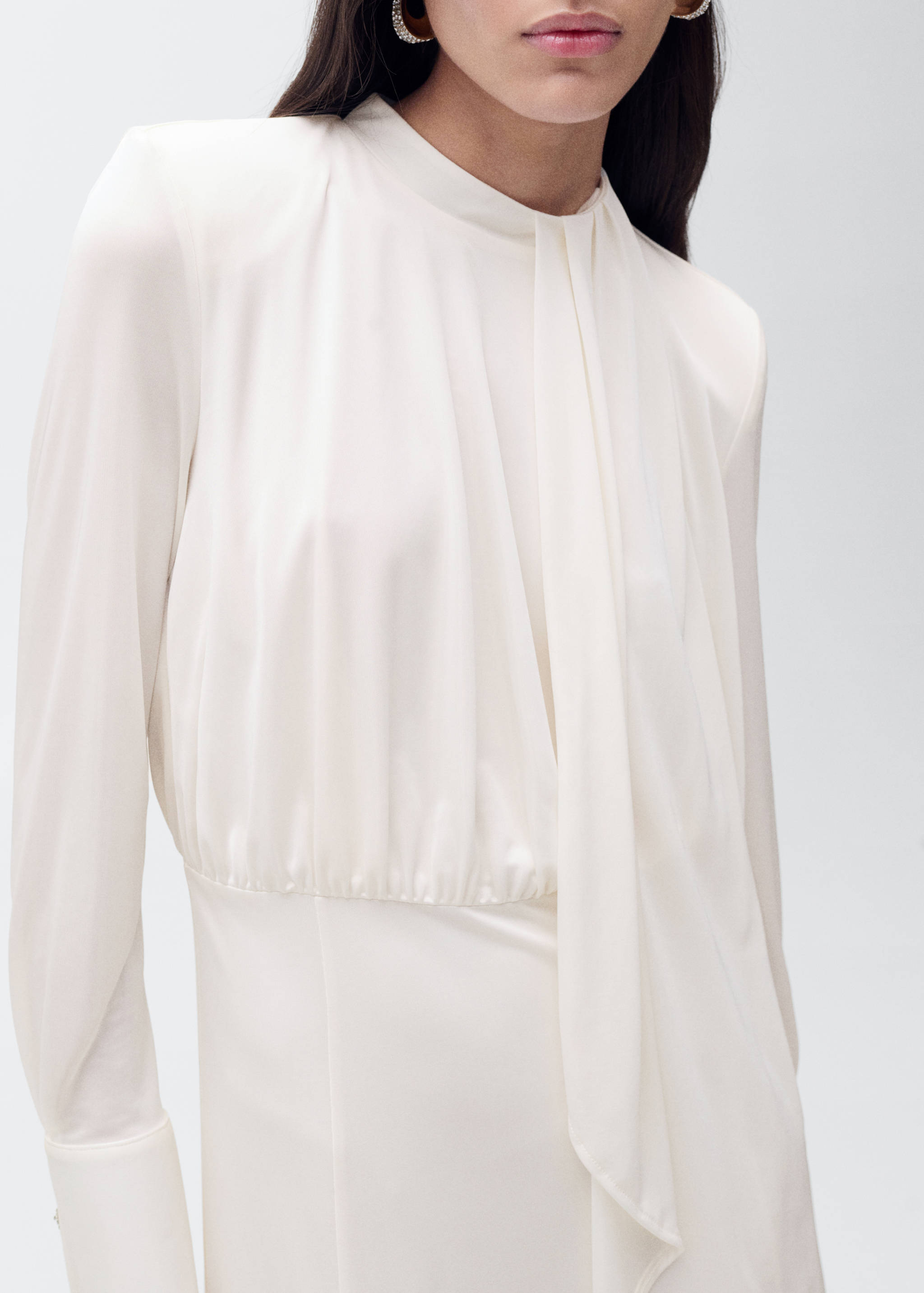 Satijnen jurk met rucheskraag - Detail van het artikel 6