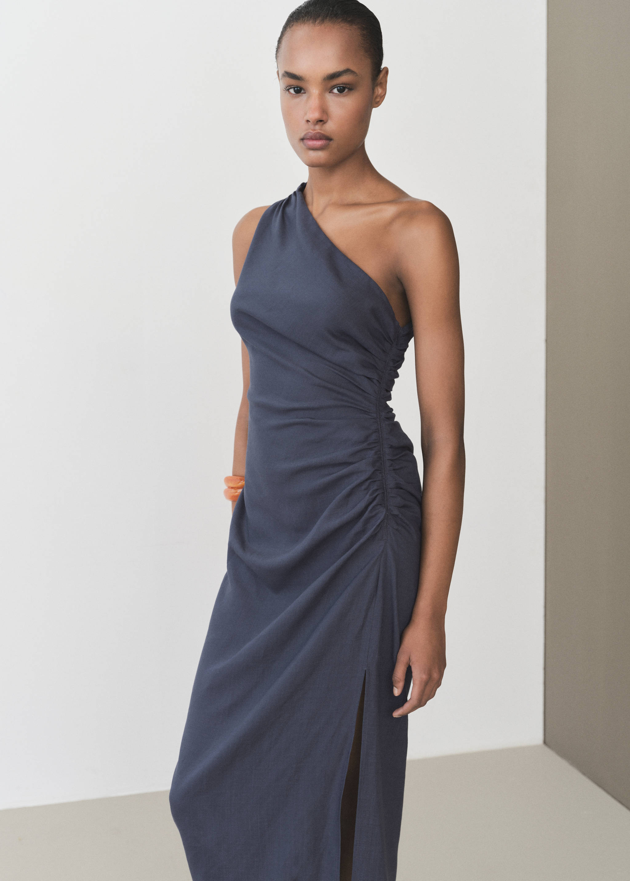 Robe asymétrique détails froncés - Plan moyen