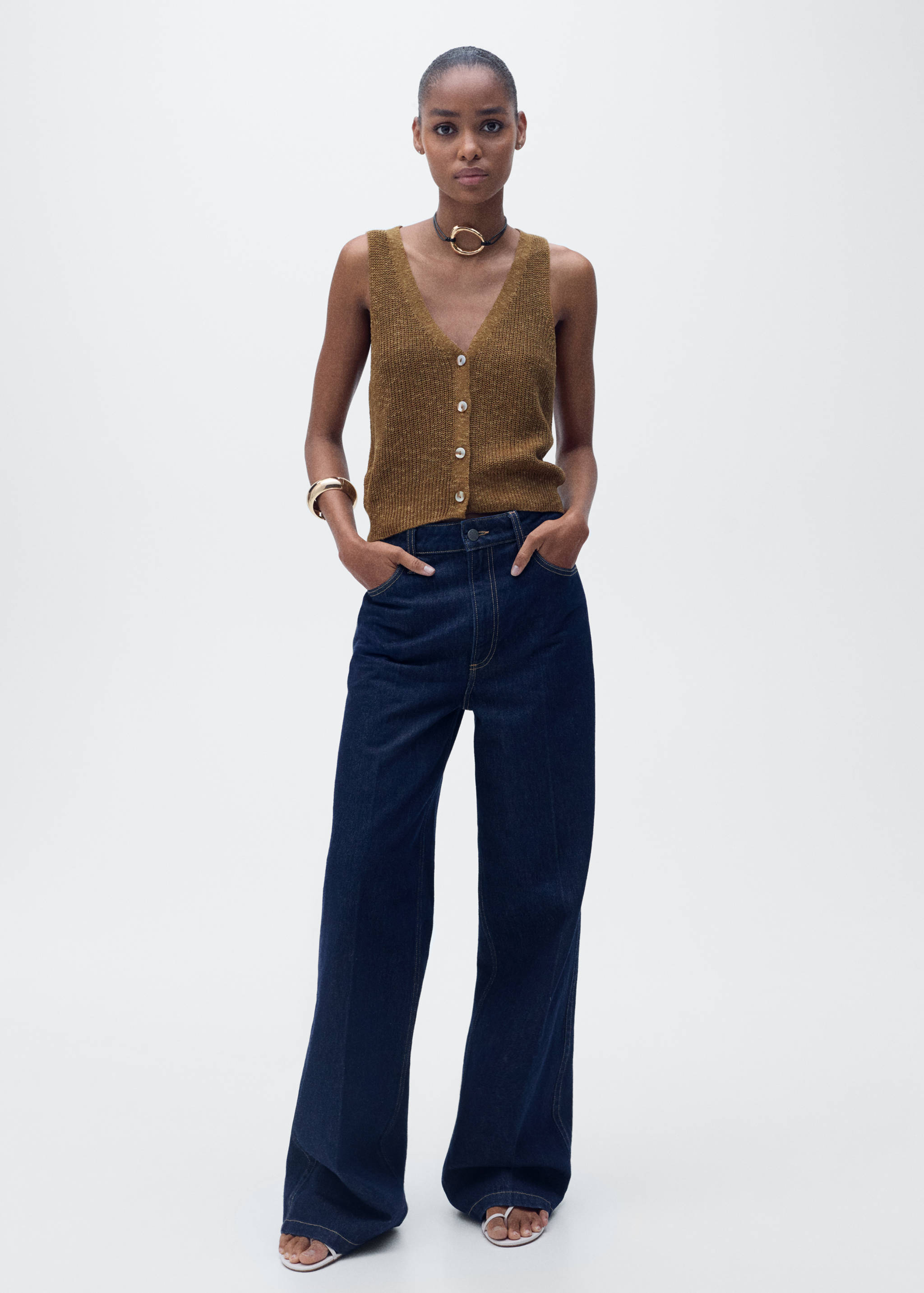 Chunky-knit vest with buttons - General plane