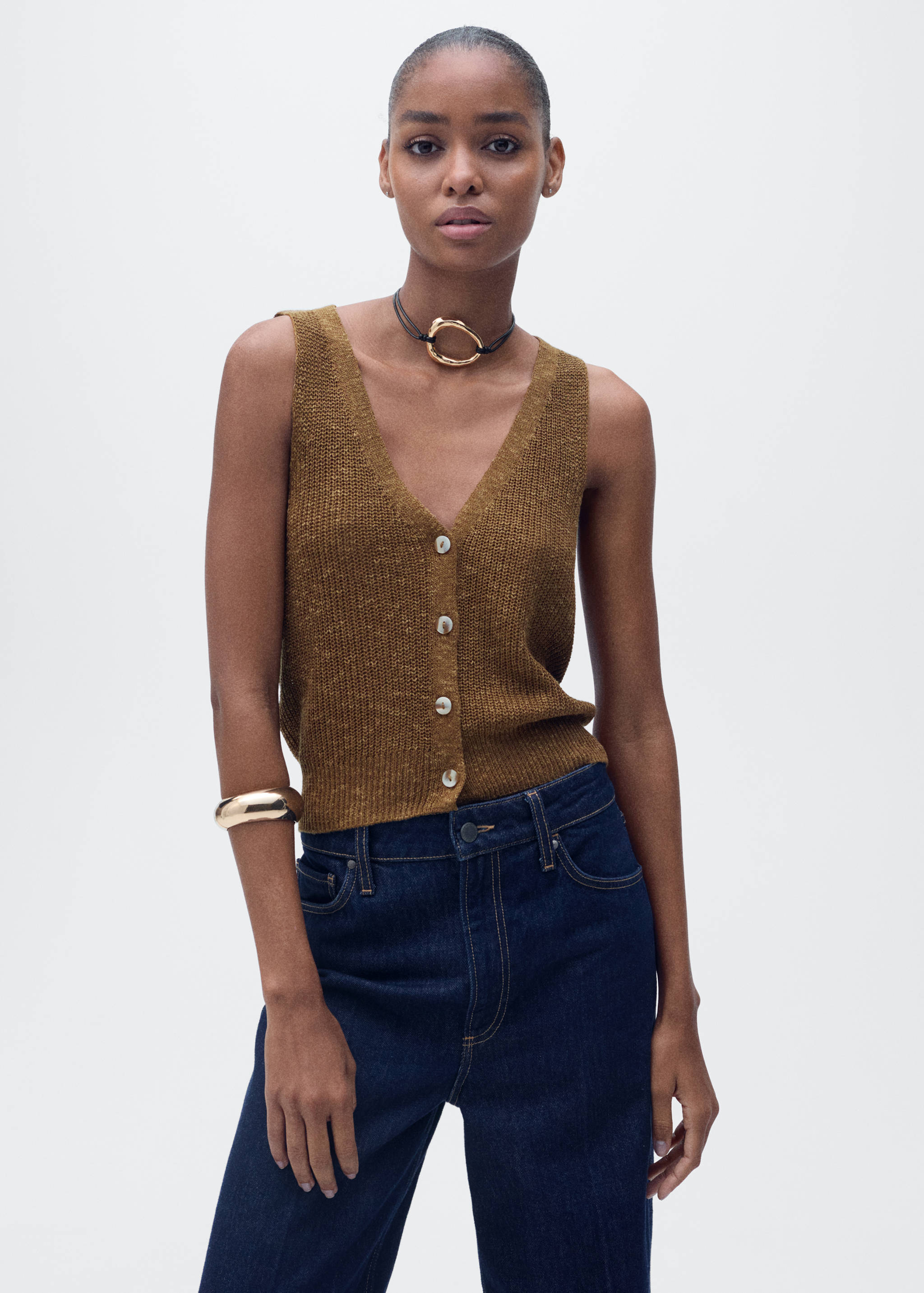 Chunky-knit vest with buttons - Medium plane