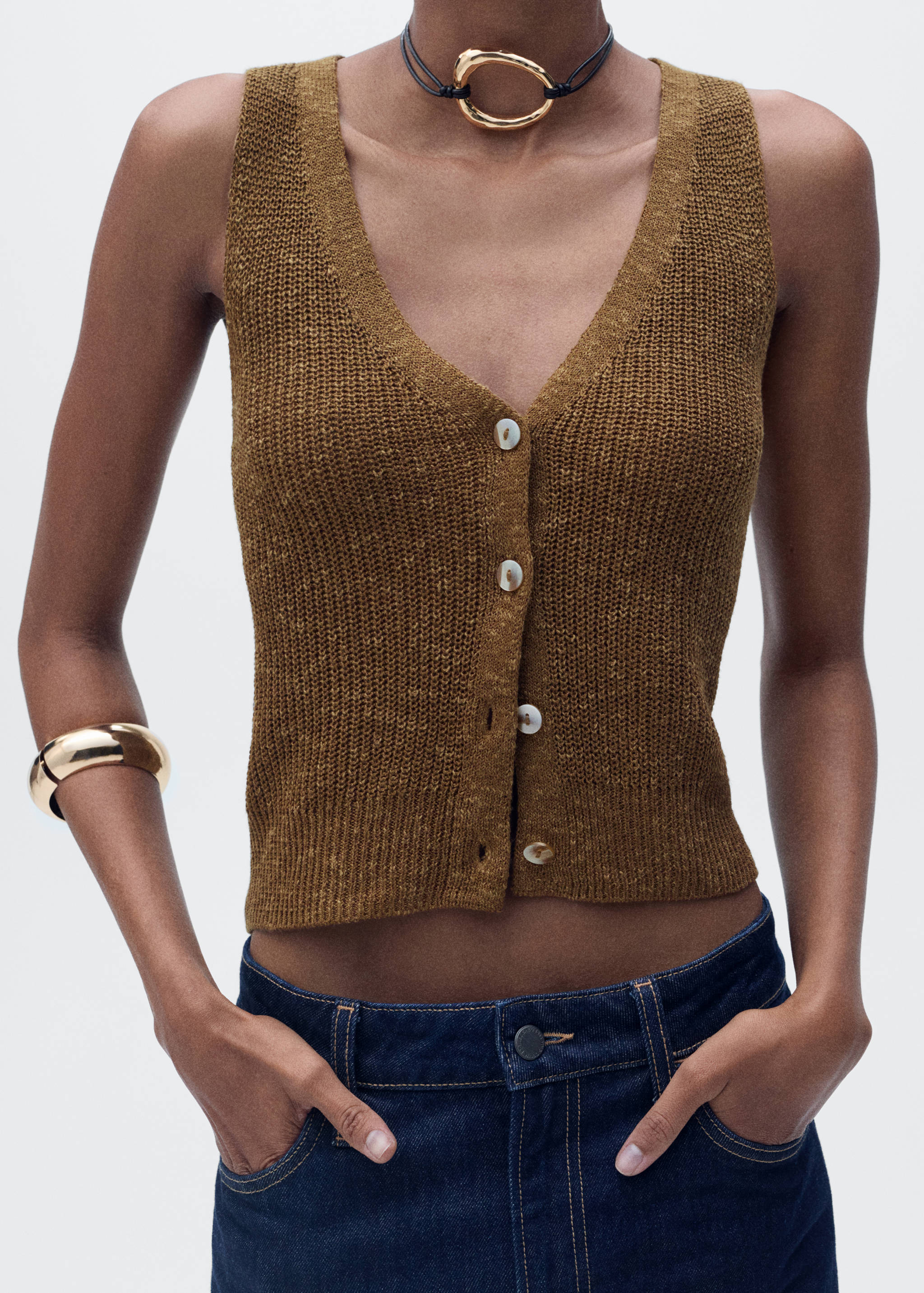 Chunky-knit vest with buttons - Details of the article 6