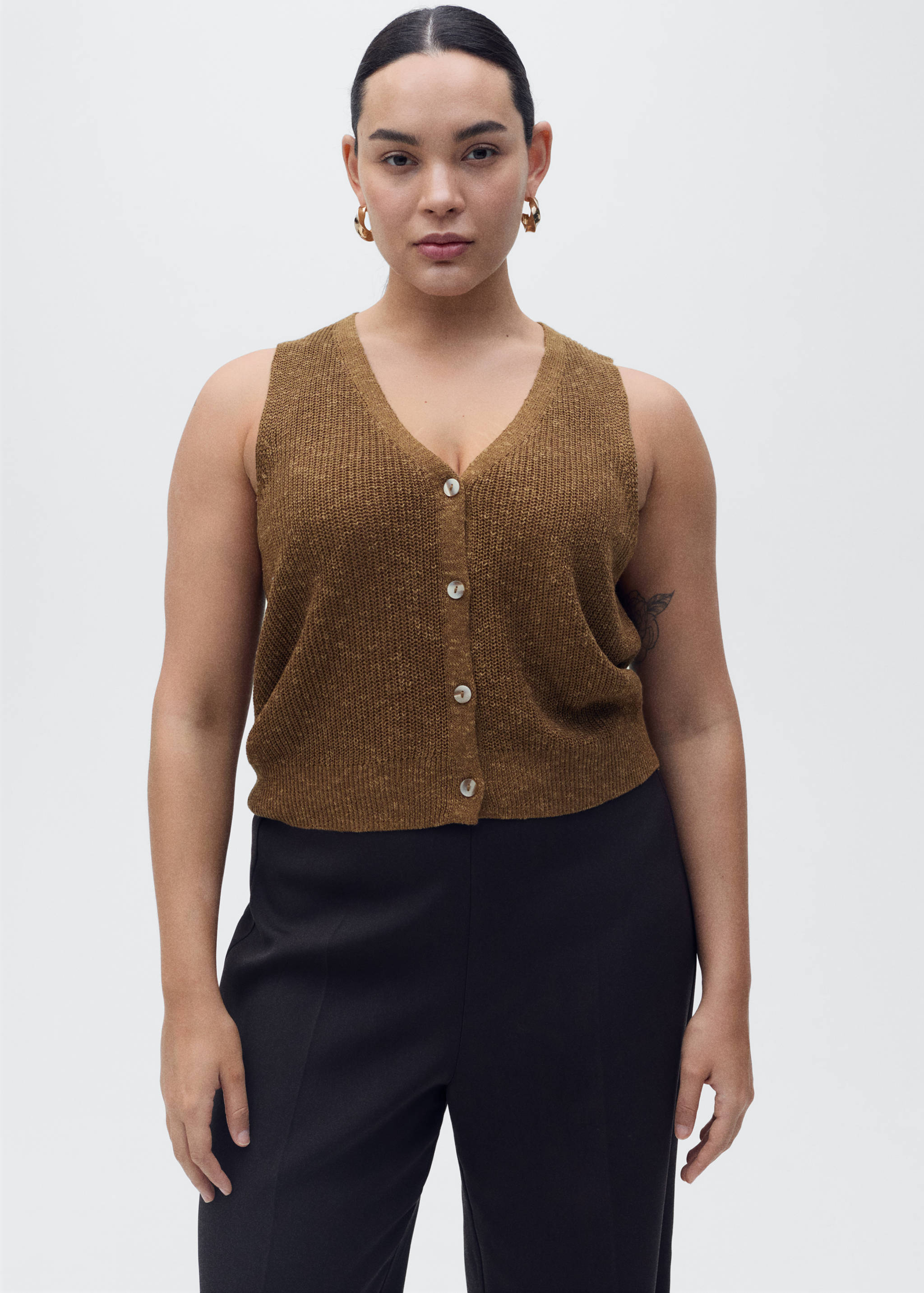 Chunky-knit vest with buttons - Details of the article 5