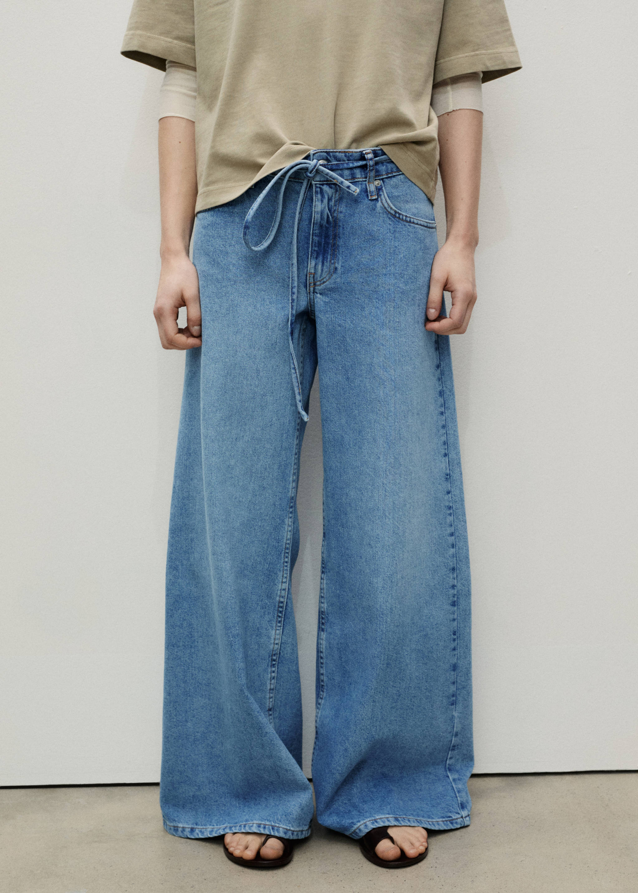 Low-rise wide leg jeans with belt - Medium plane