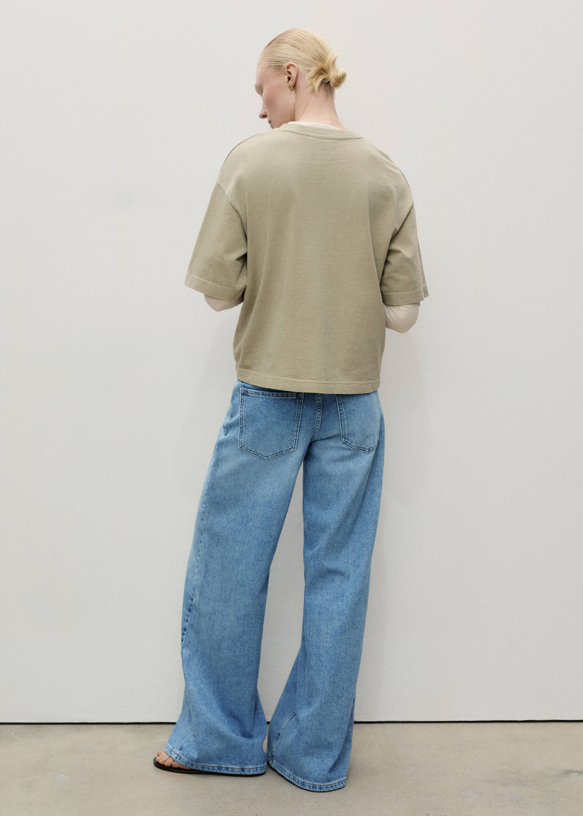 Low-rise wide leg jeans with belt - Reverse of the article