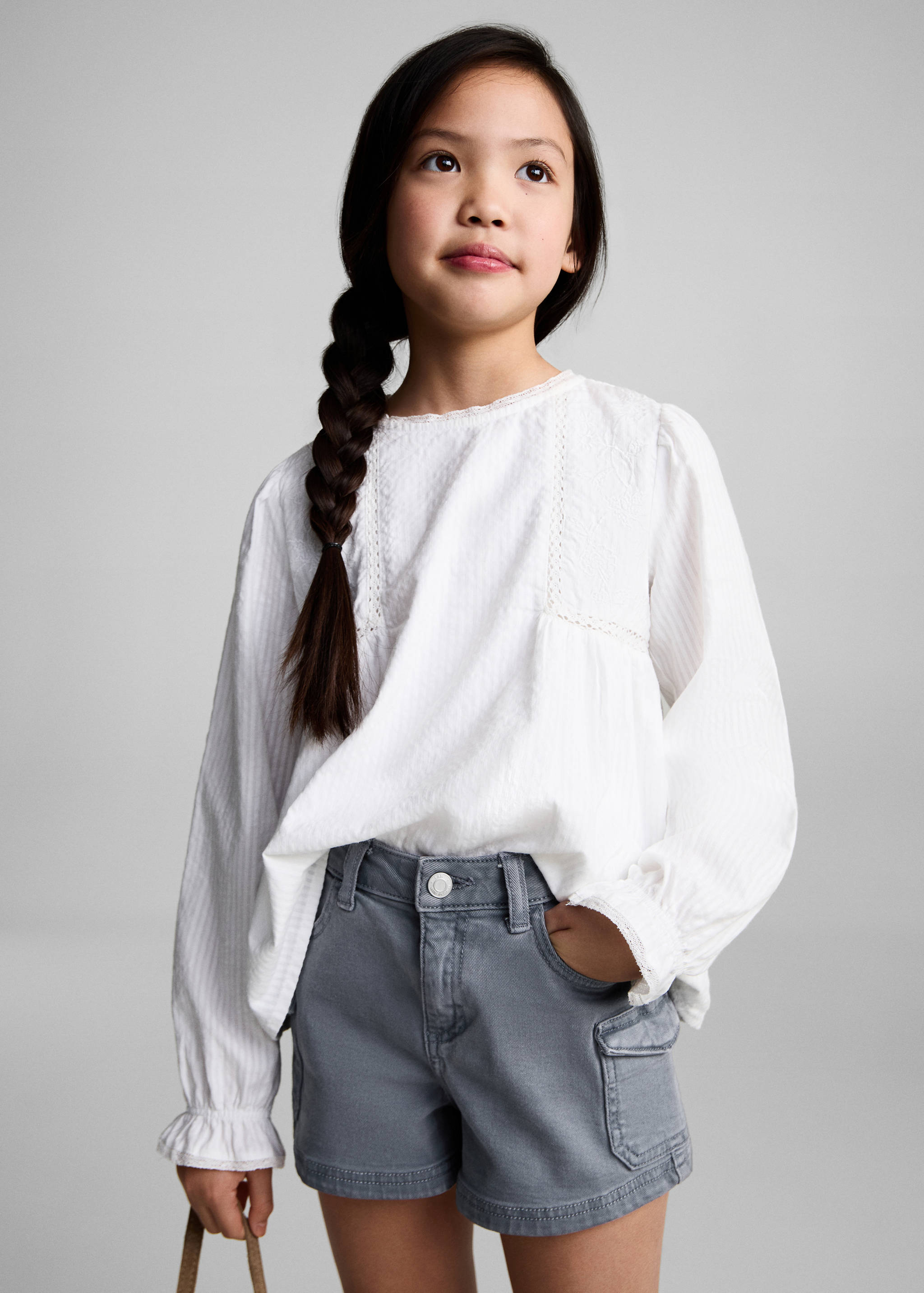 Шорты в стиле карго - Средний план