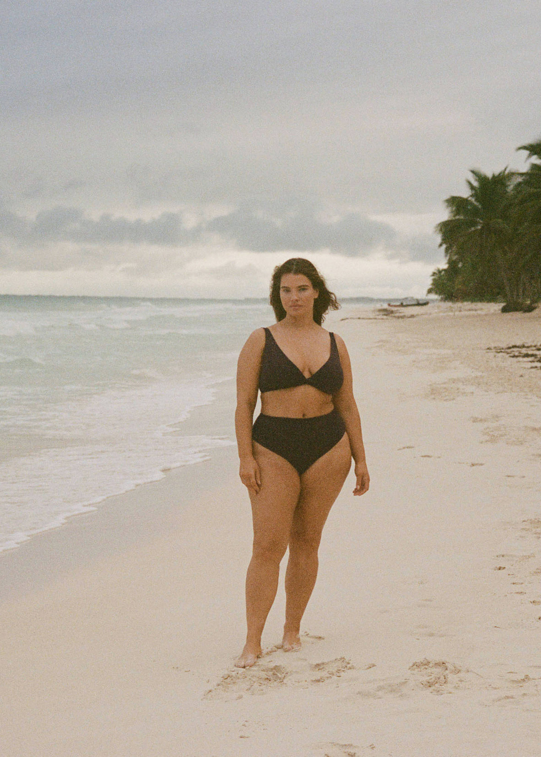 Высокие трусики от бикини с  драпировкой - Общий план