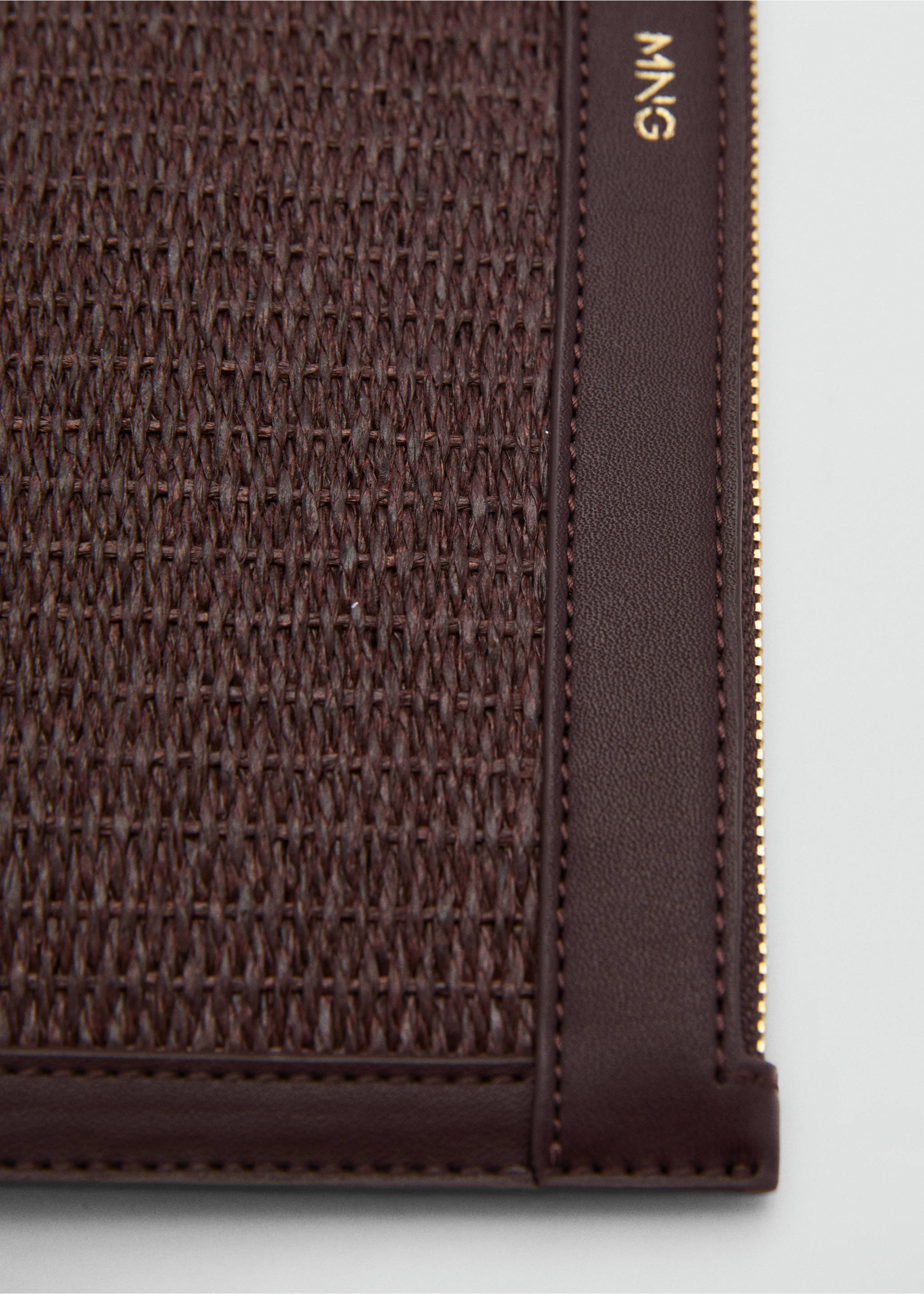 Natural fiber clutch - Details of the article 1, Chocolate. Ref: 87097679-00.