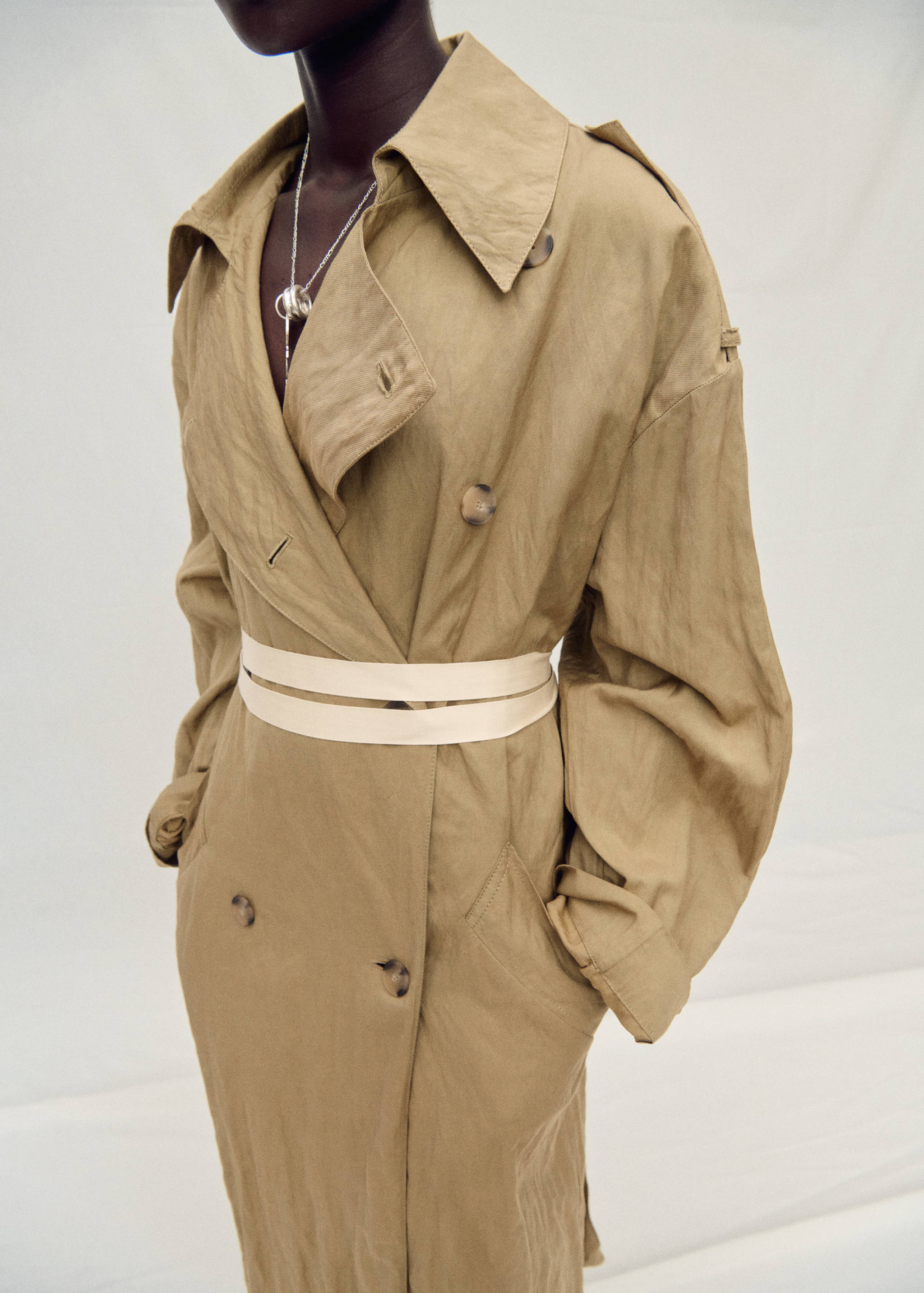 Trench oversize efecto arrugado - Plano medio