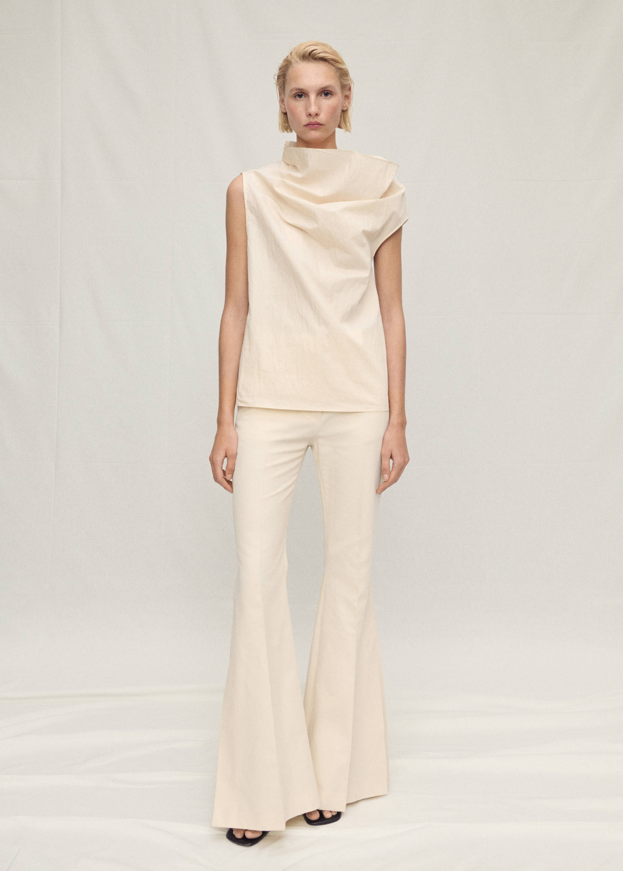 Cotton blouse with asymmetrical collar - General plane