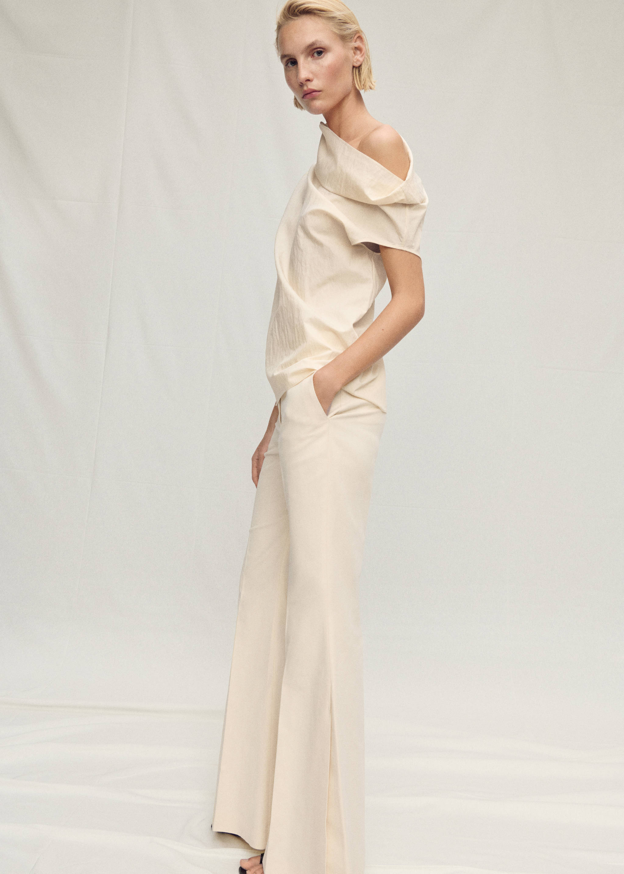 Cotton blouse with asymmetrical collar - Details of the article 1