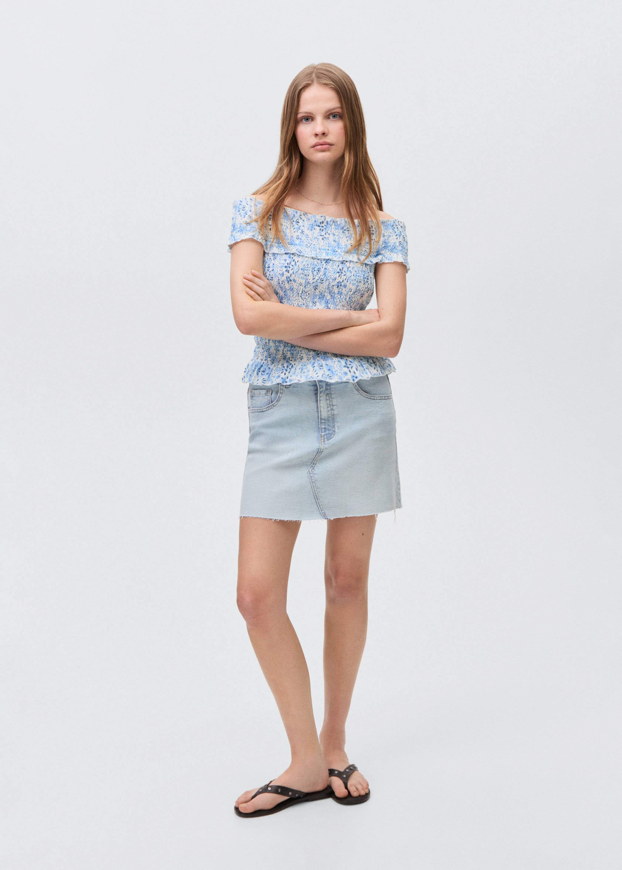 Denim miniskirt with frayed hem - General plane
