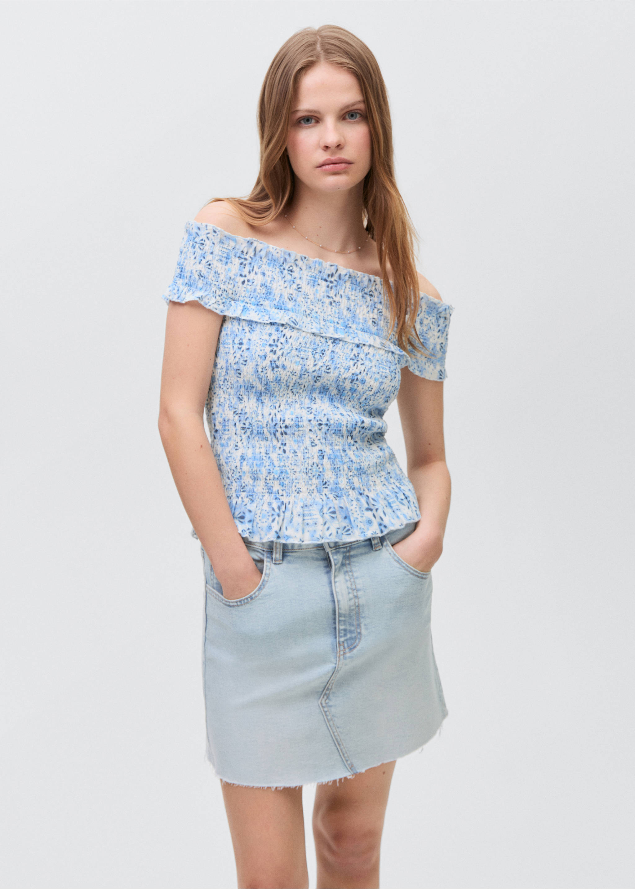 Minifalda vaquera bajo deshilachado - Plano medio, Azul claro. Ref: 87097899-00.