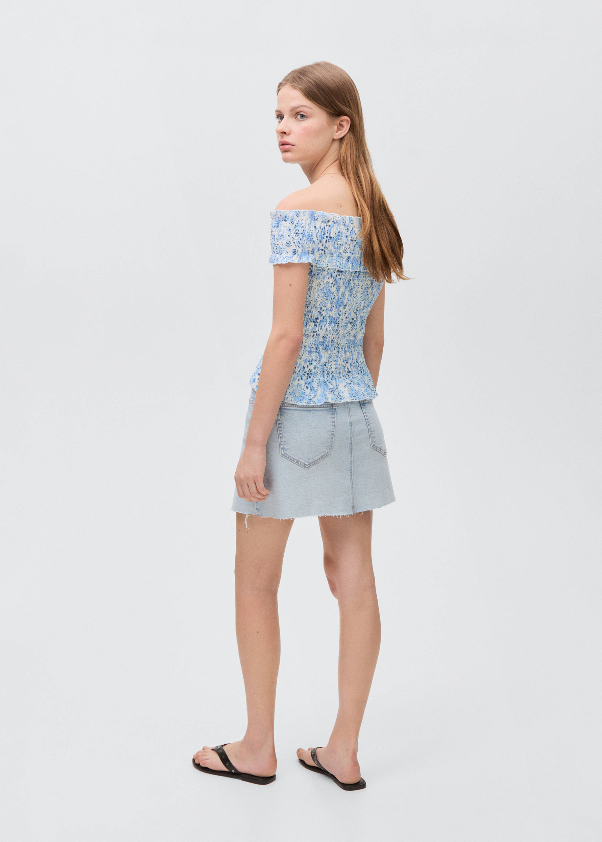Denim miniskirt with frayed hem - Reverse of the article