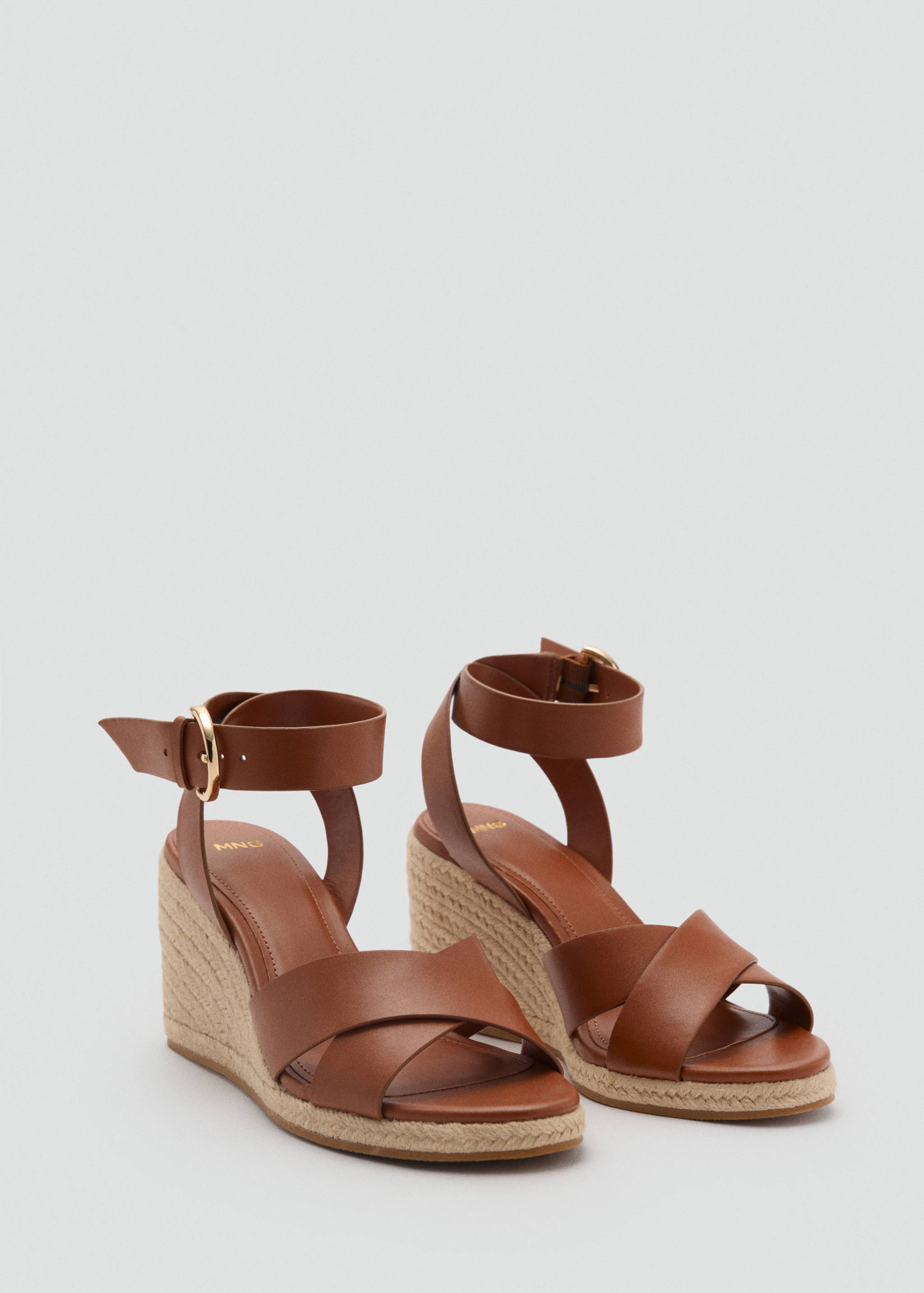 Wedge sandals with crisscross straps - Medium plane
