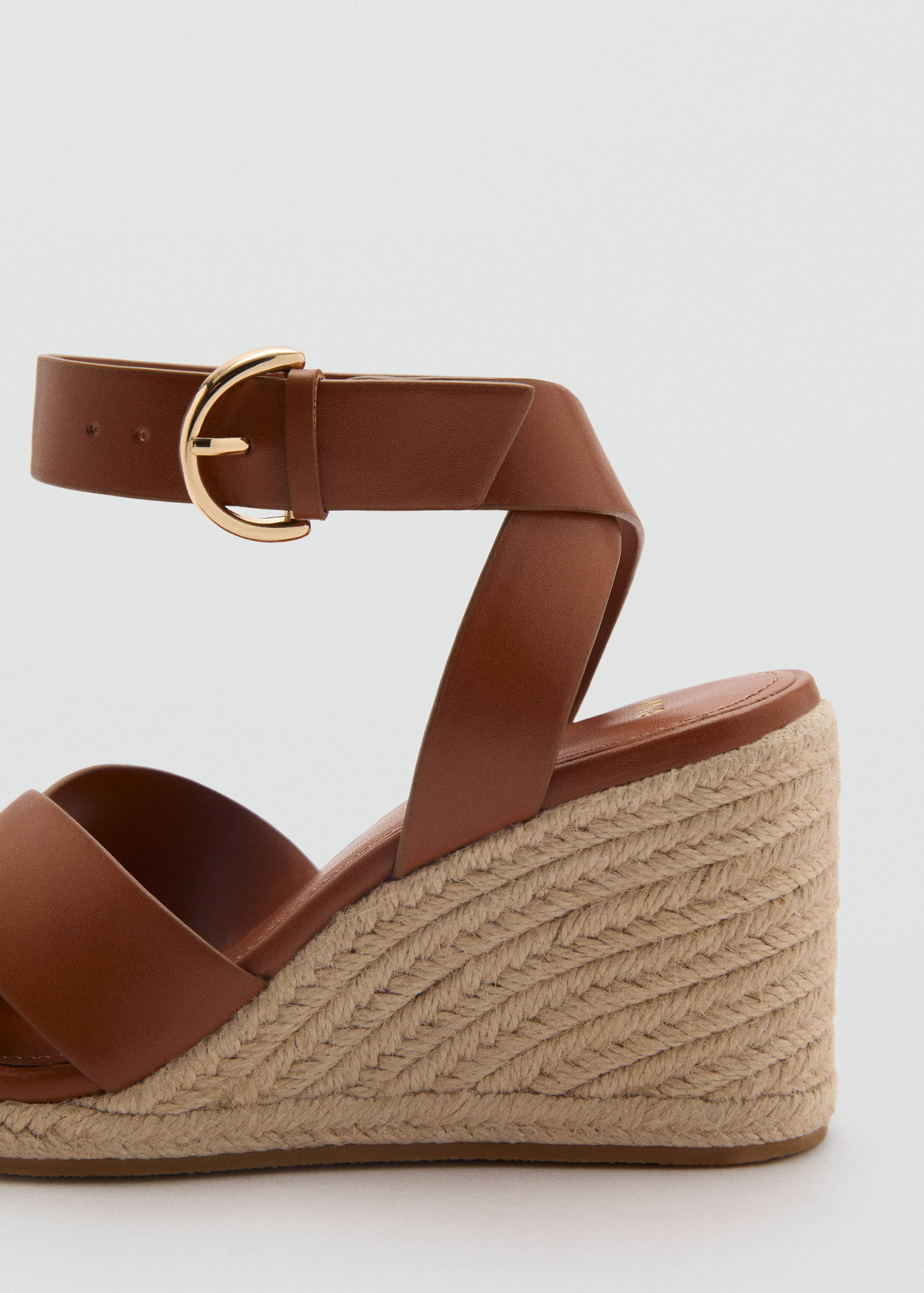 Wedge sandals with crisscross straps - Details of the article 1