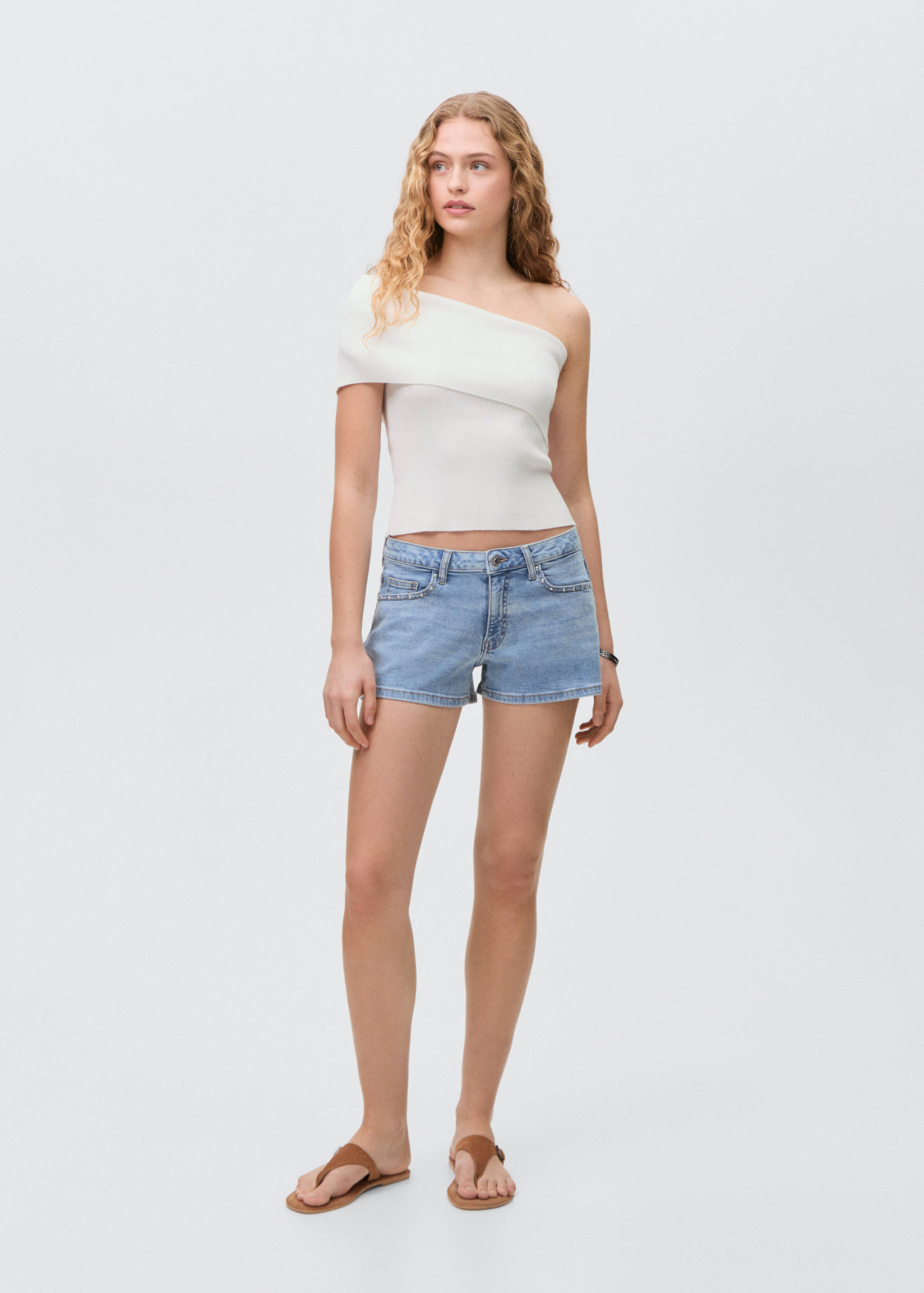 Asymmetrical off-the-shoulder top - General plane