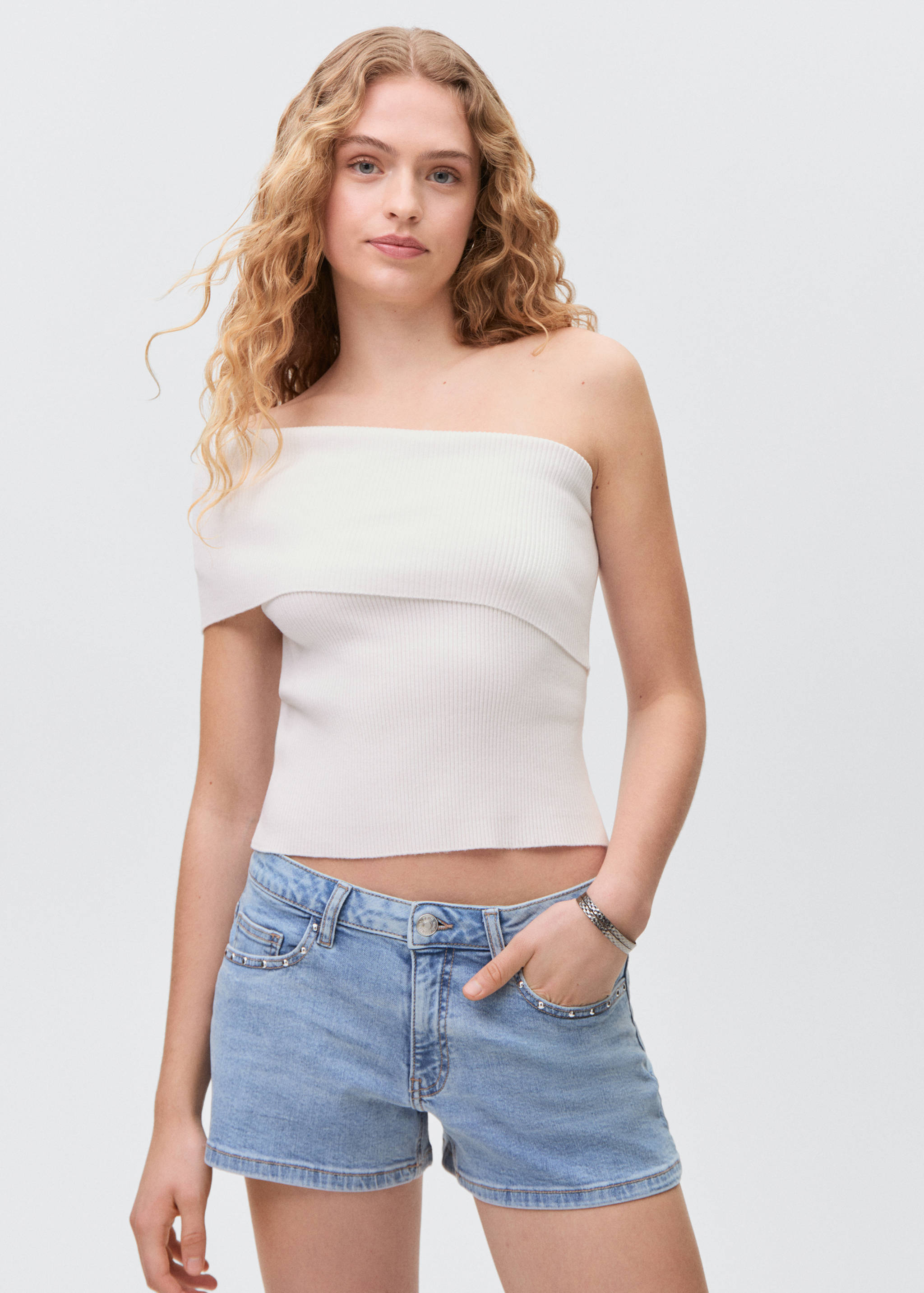 Asymmetrical off-the-shoulder top - Medium plane