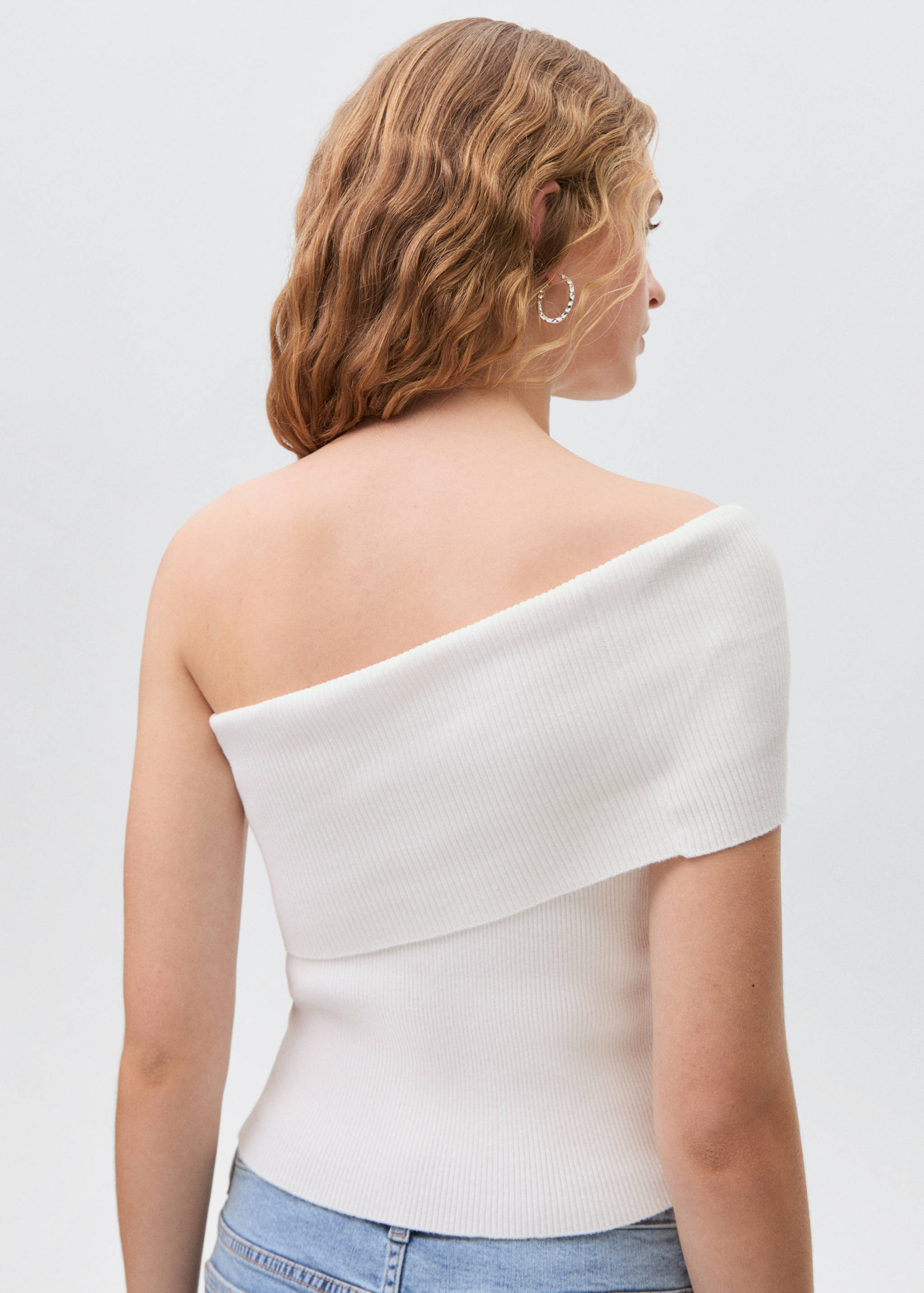 Asymmetrical off-the-shoulder top - Reverse of the article