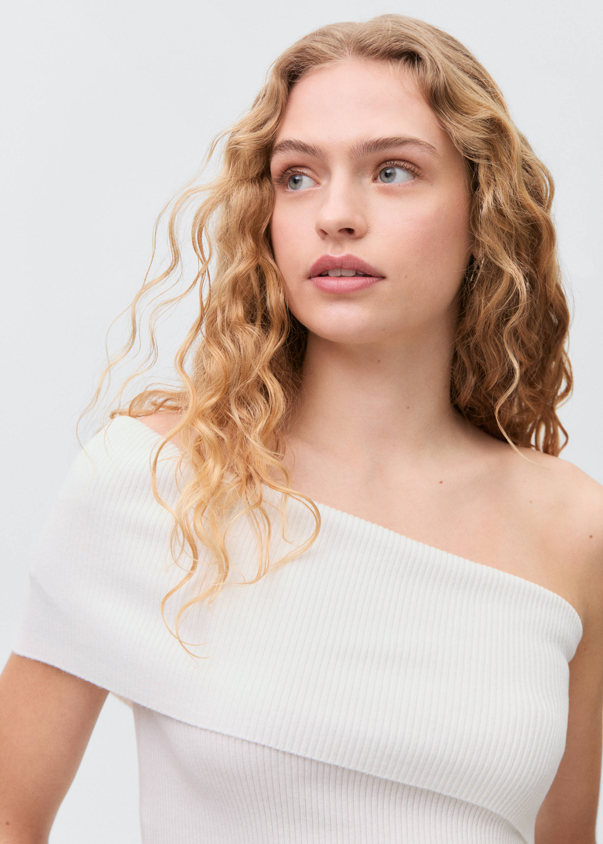 Asymmetrical off-the-shoulder top - Details of the article 1