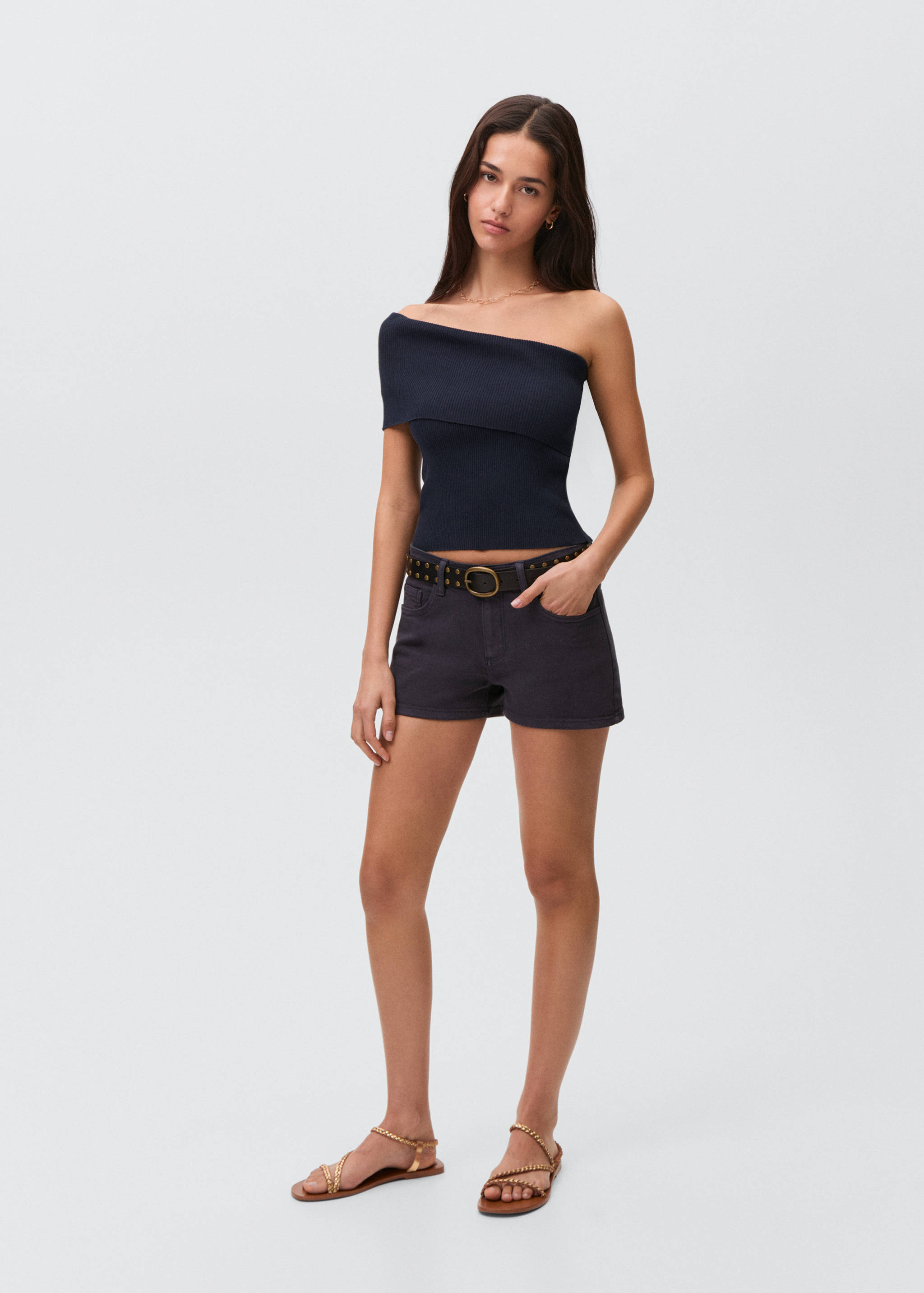 Asymmetrical off-the-shoulder top - General plane