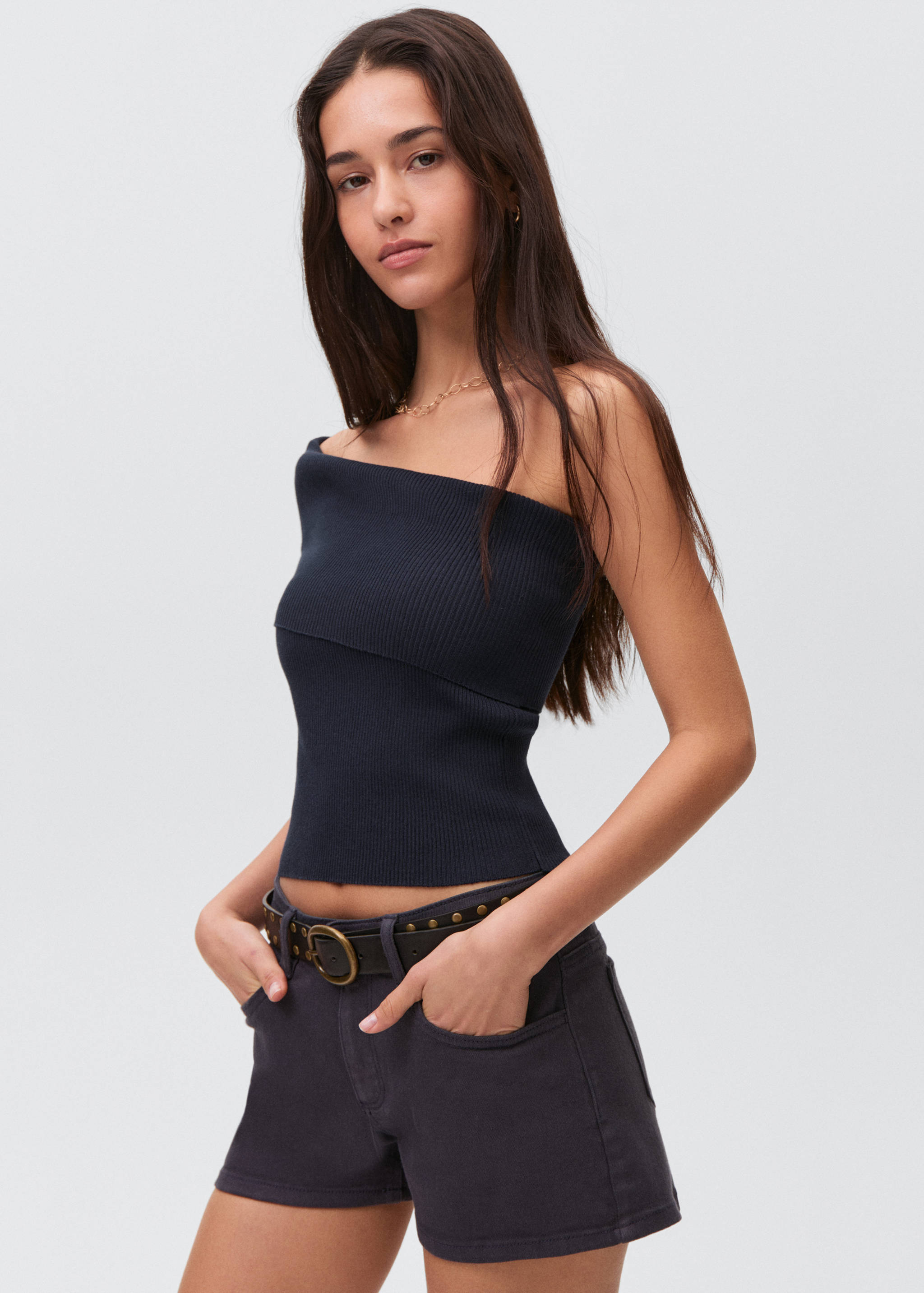 Asymmetrical off-the-shoulder top - Medium plane